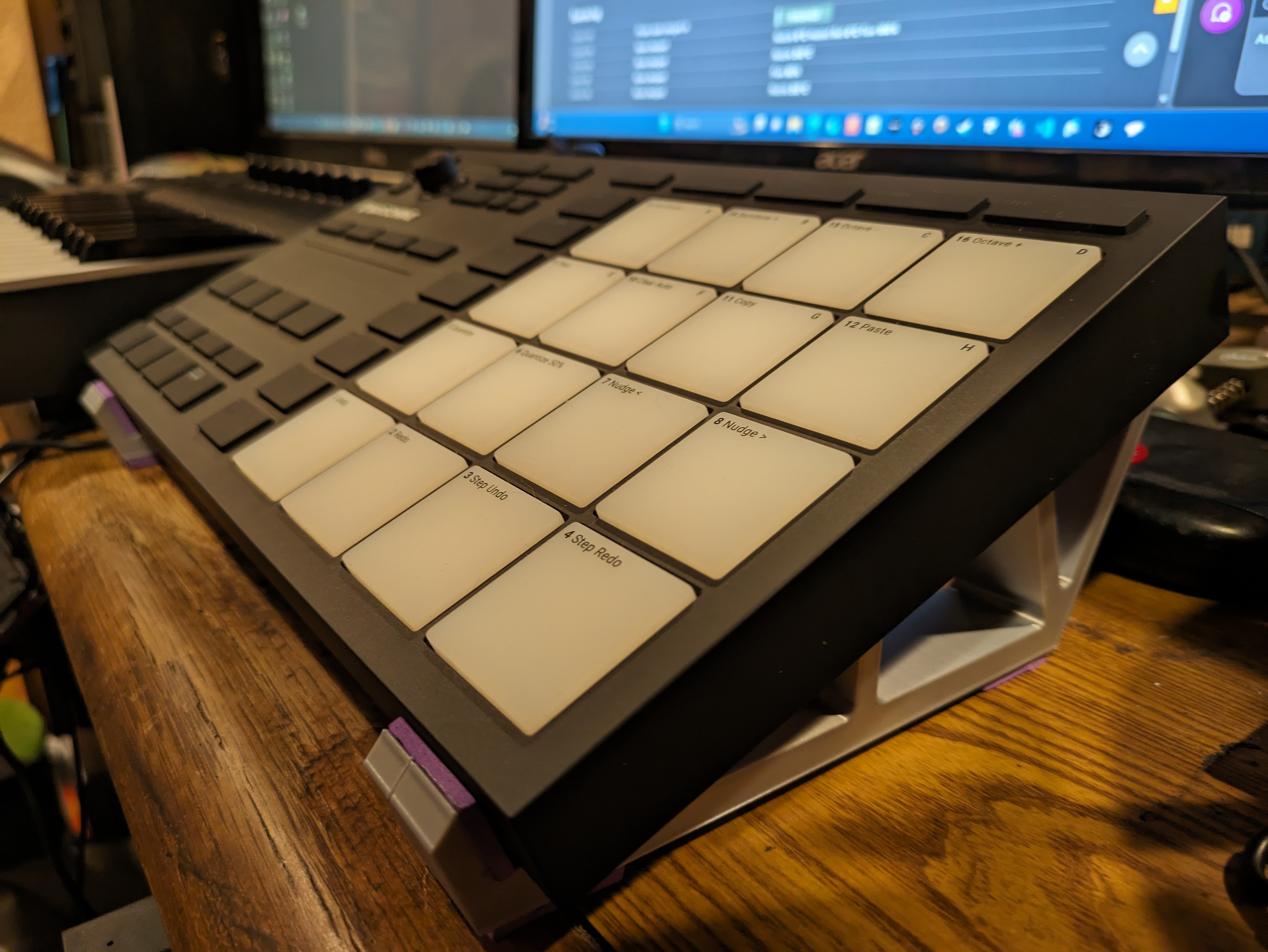 Native Instruments Maschine Mikro mk3 Stand