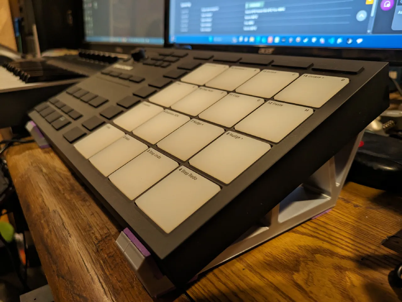 Native Instruments Maschine Mikro mk3 Stand by H.Stephens