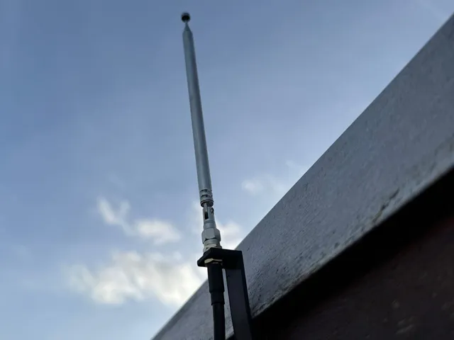 FM antenna mount roof edge trim