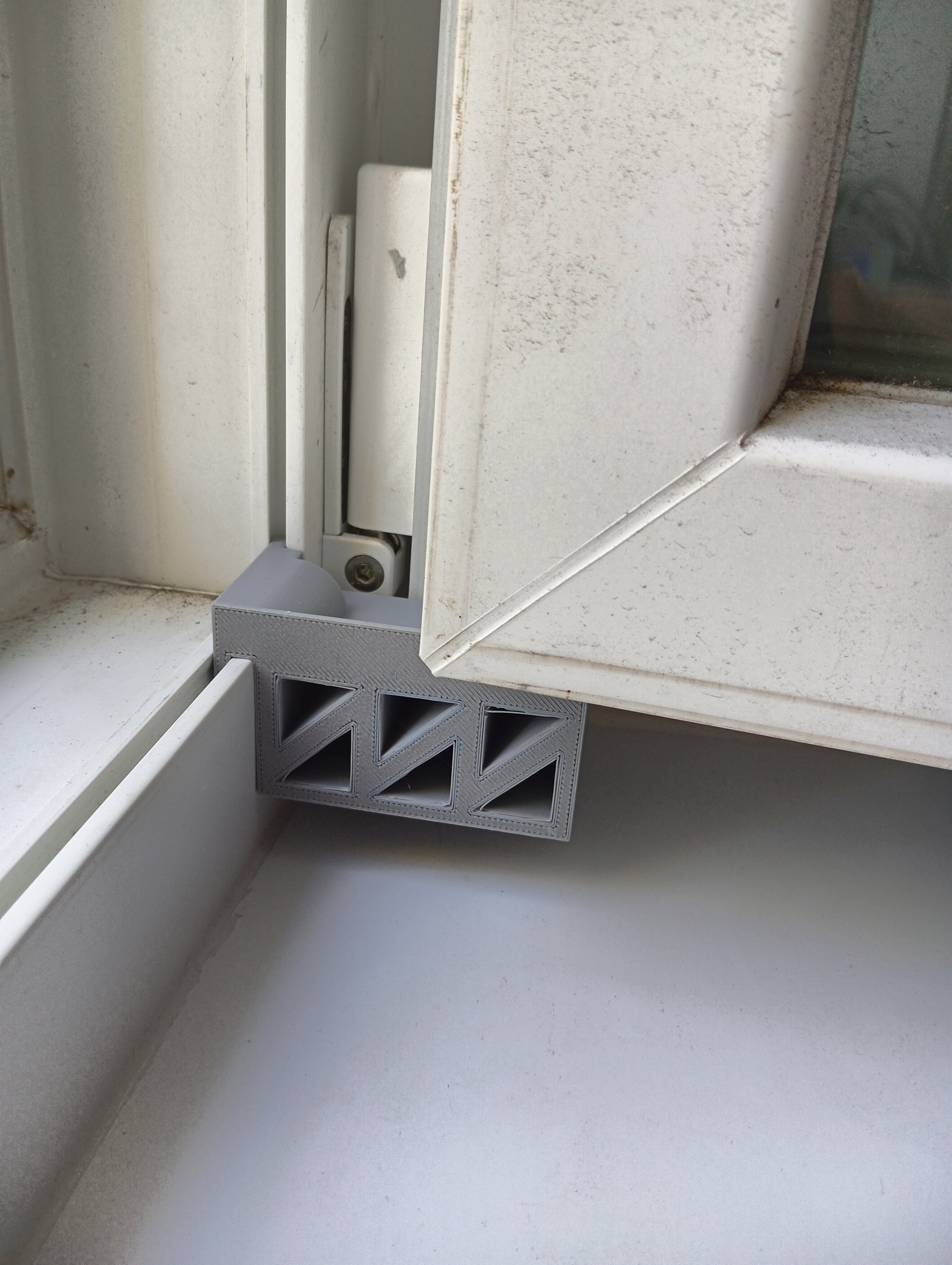 Window holder; in the photo, the printed version looks bigger because I refined the 3D model