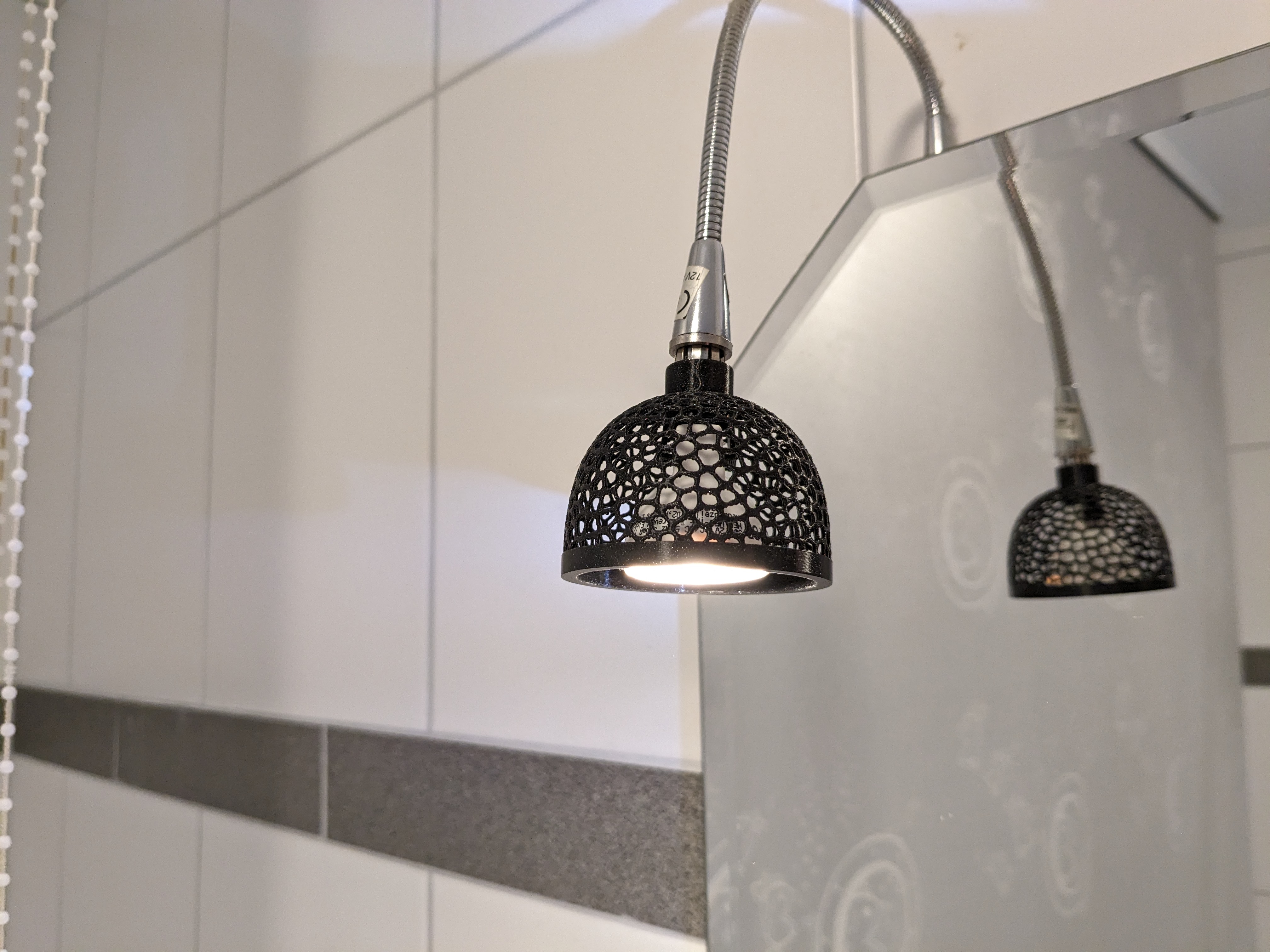 Voronoi lamp shade for a GU4 LED lamp