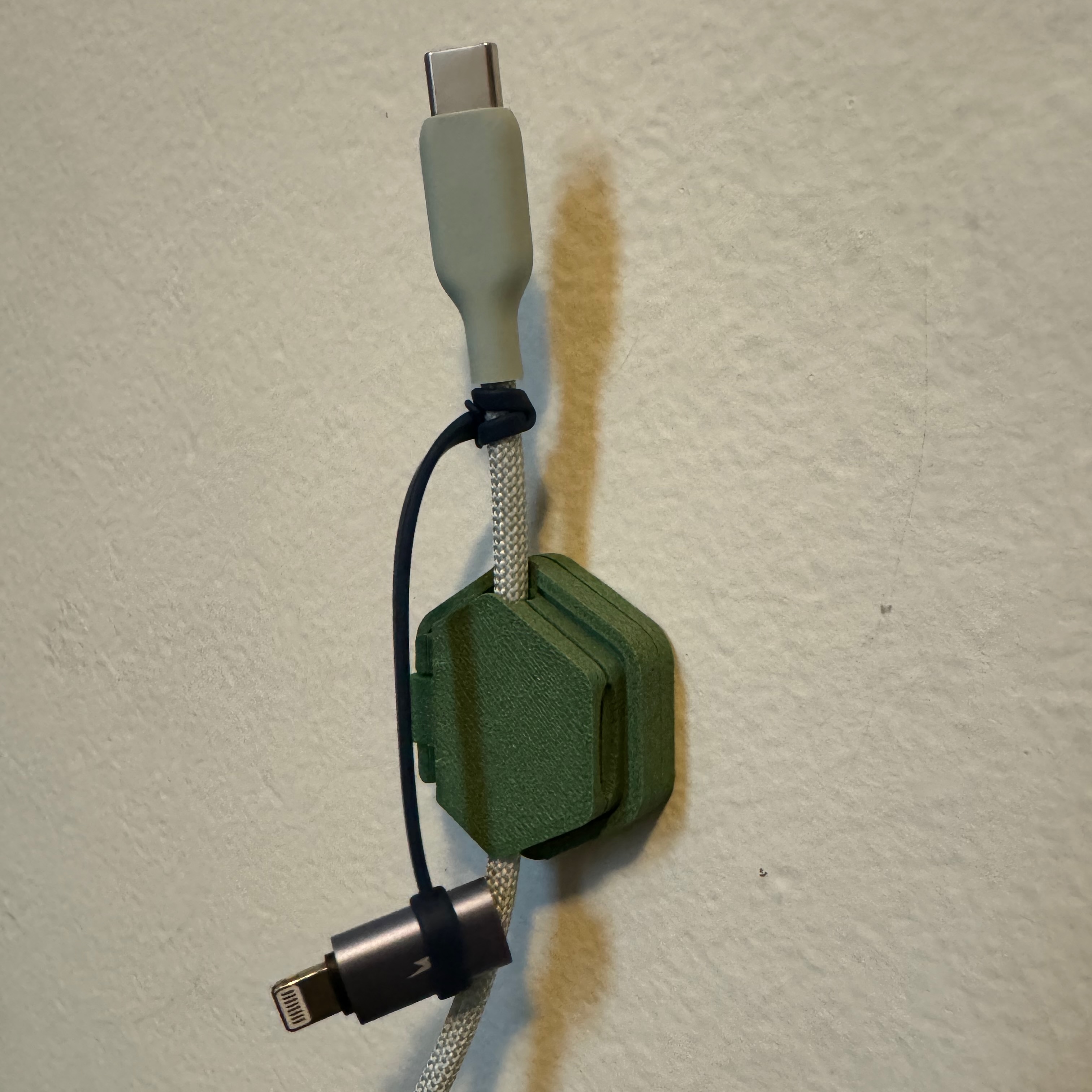 Cablebee — a magnetic cable clip system