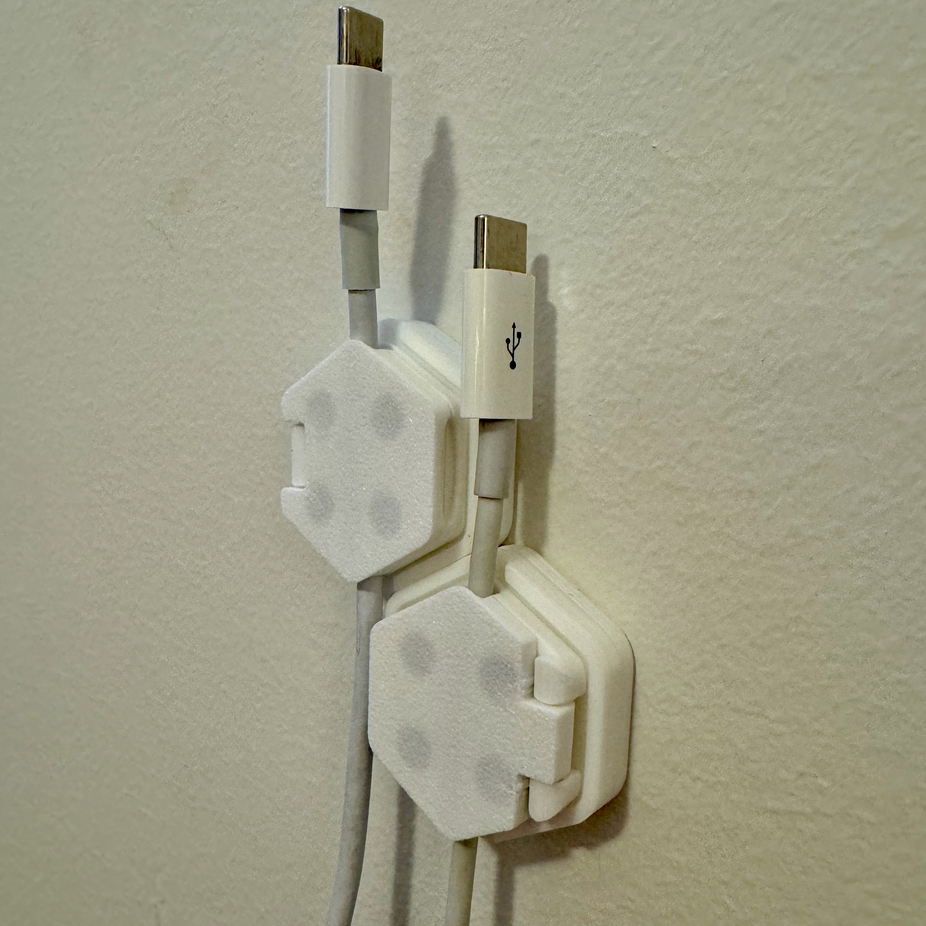 Miniatura 4 do modelo 3D Cablebee — a magnetic cable clip system