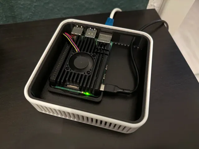 Raspberry Pi 5 Gehäuse mit Belüftung und zwei Logo-Deckeln