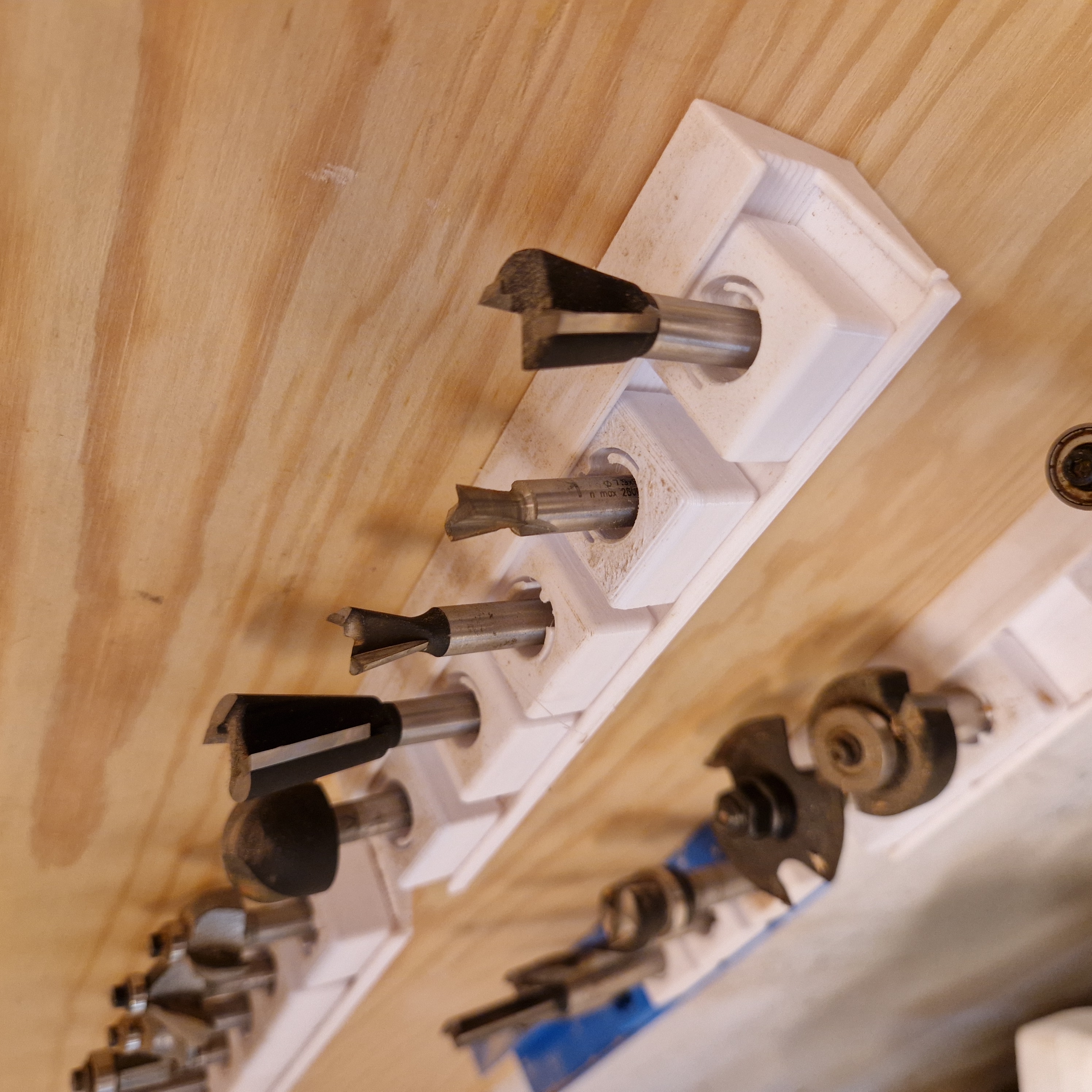Router bit holder