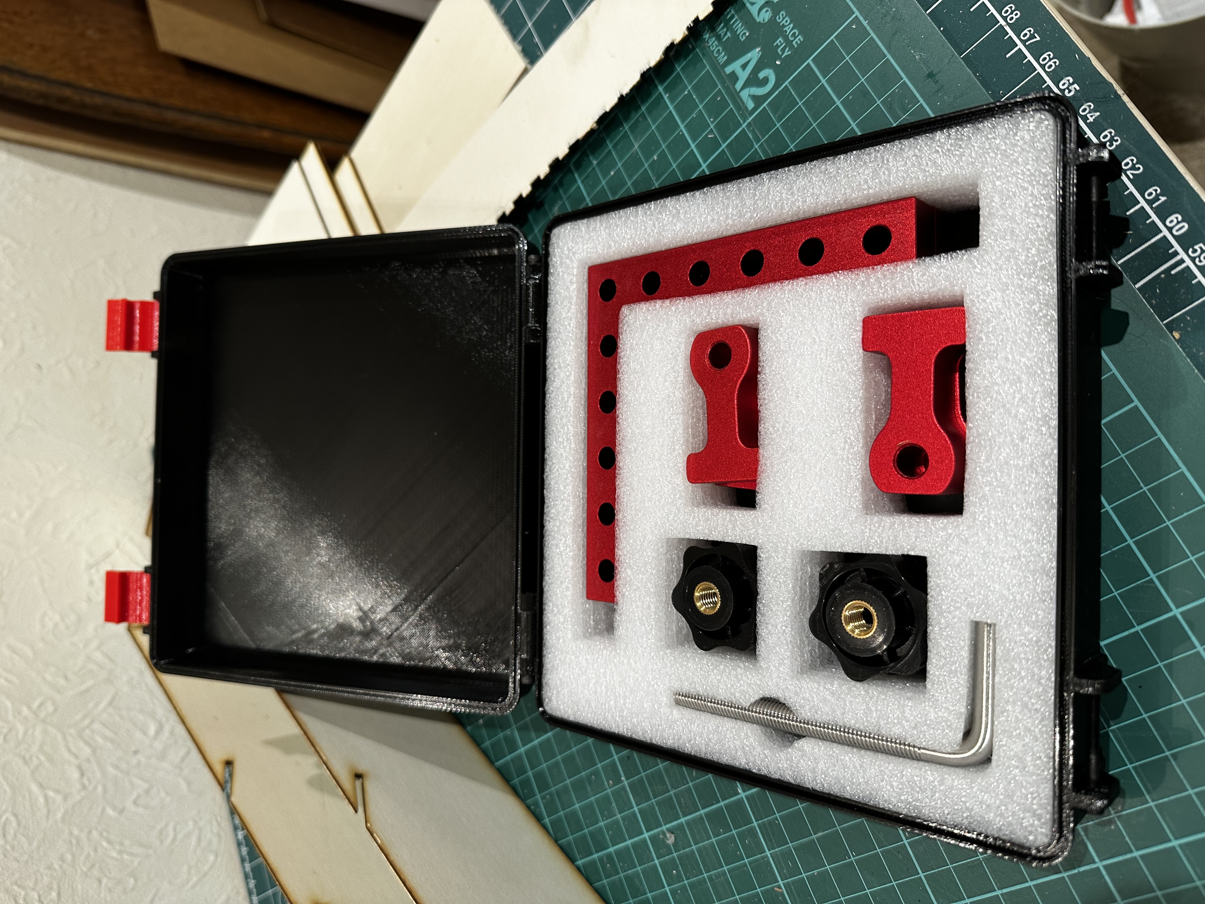 Corner clamp box with lid and three colour design