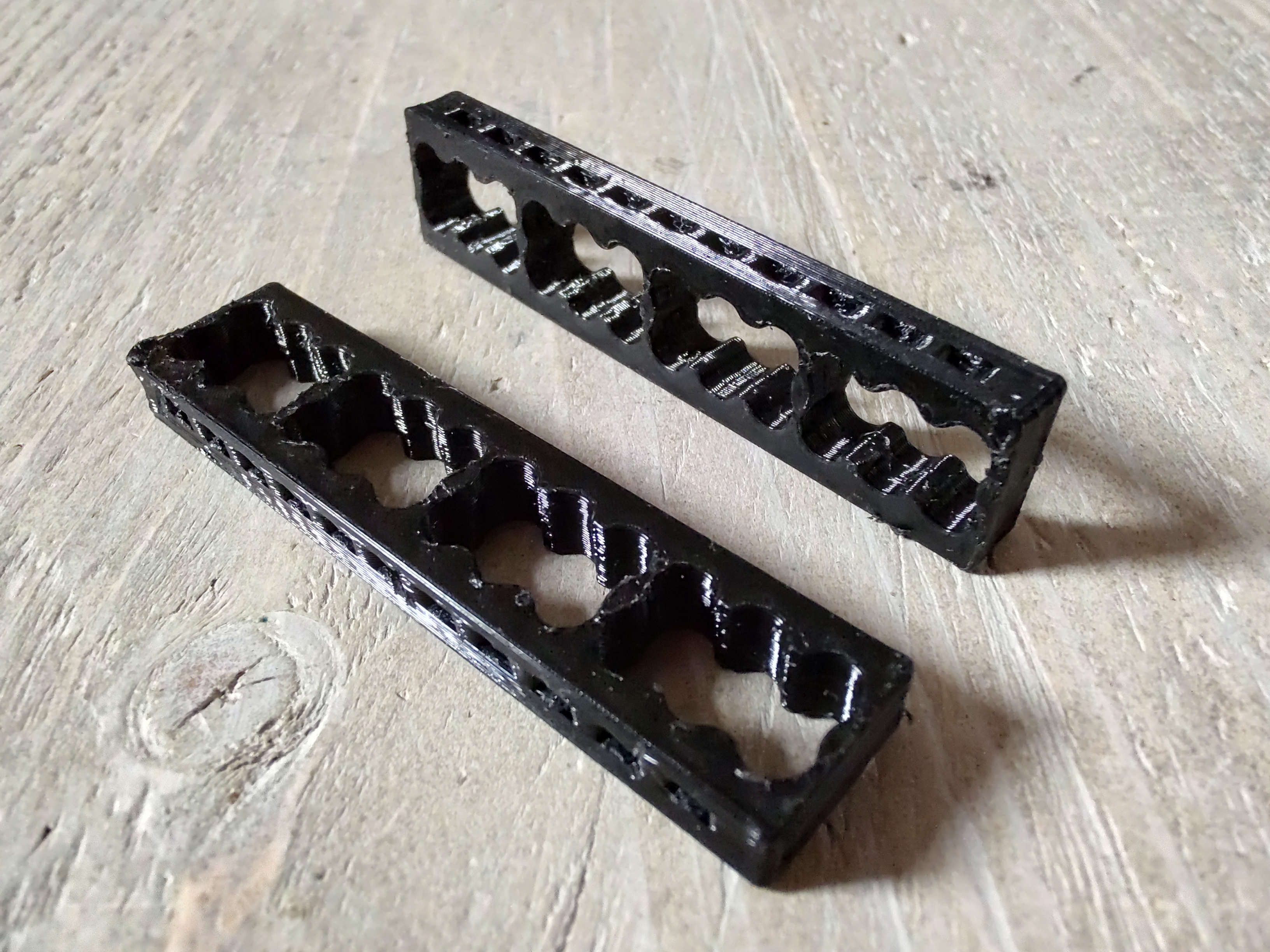 PC closed cable combs for sleeved cables