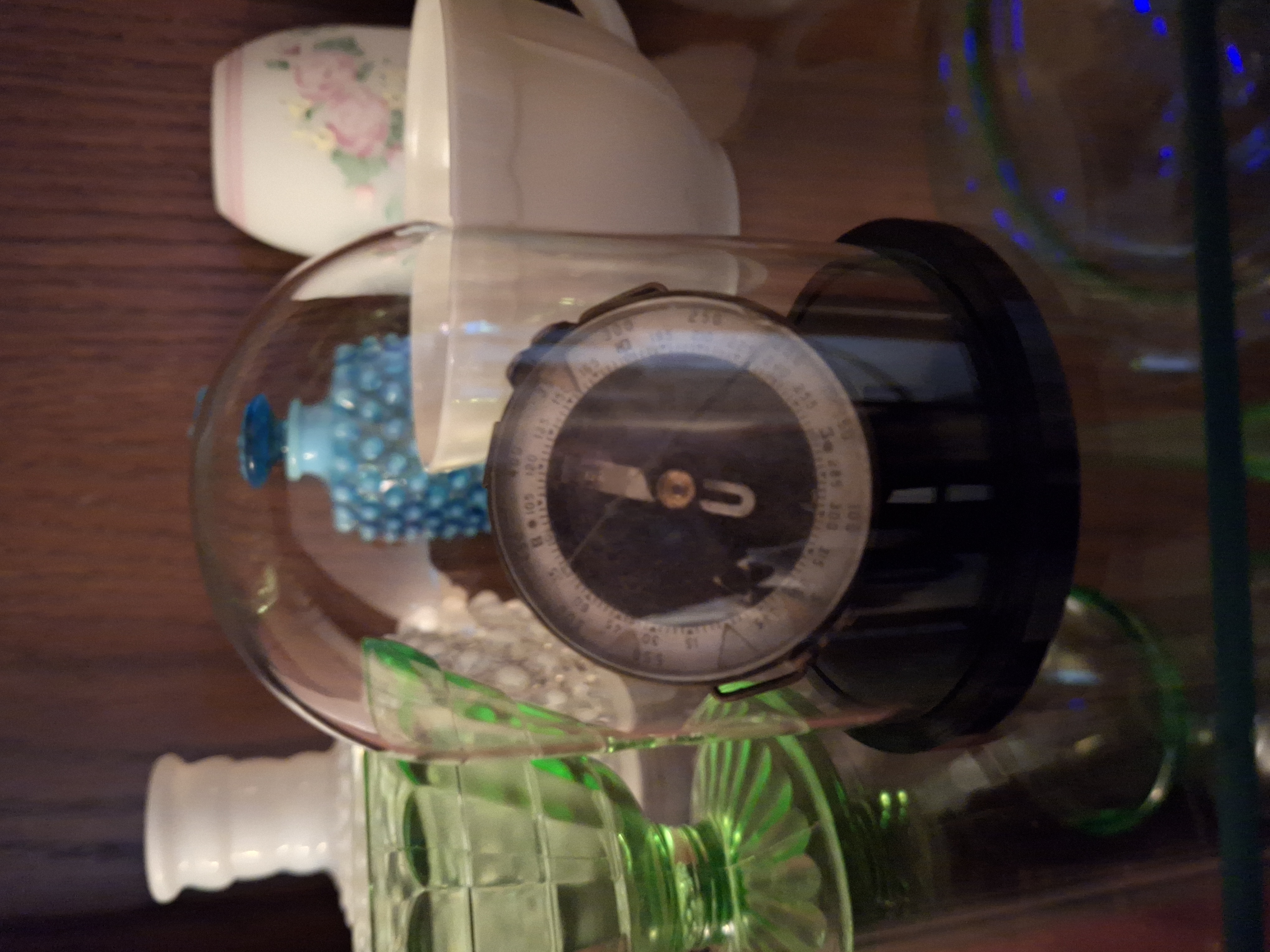 Compass/coin display base
