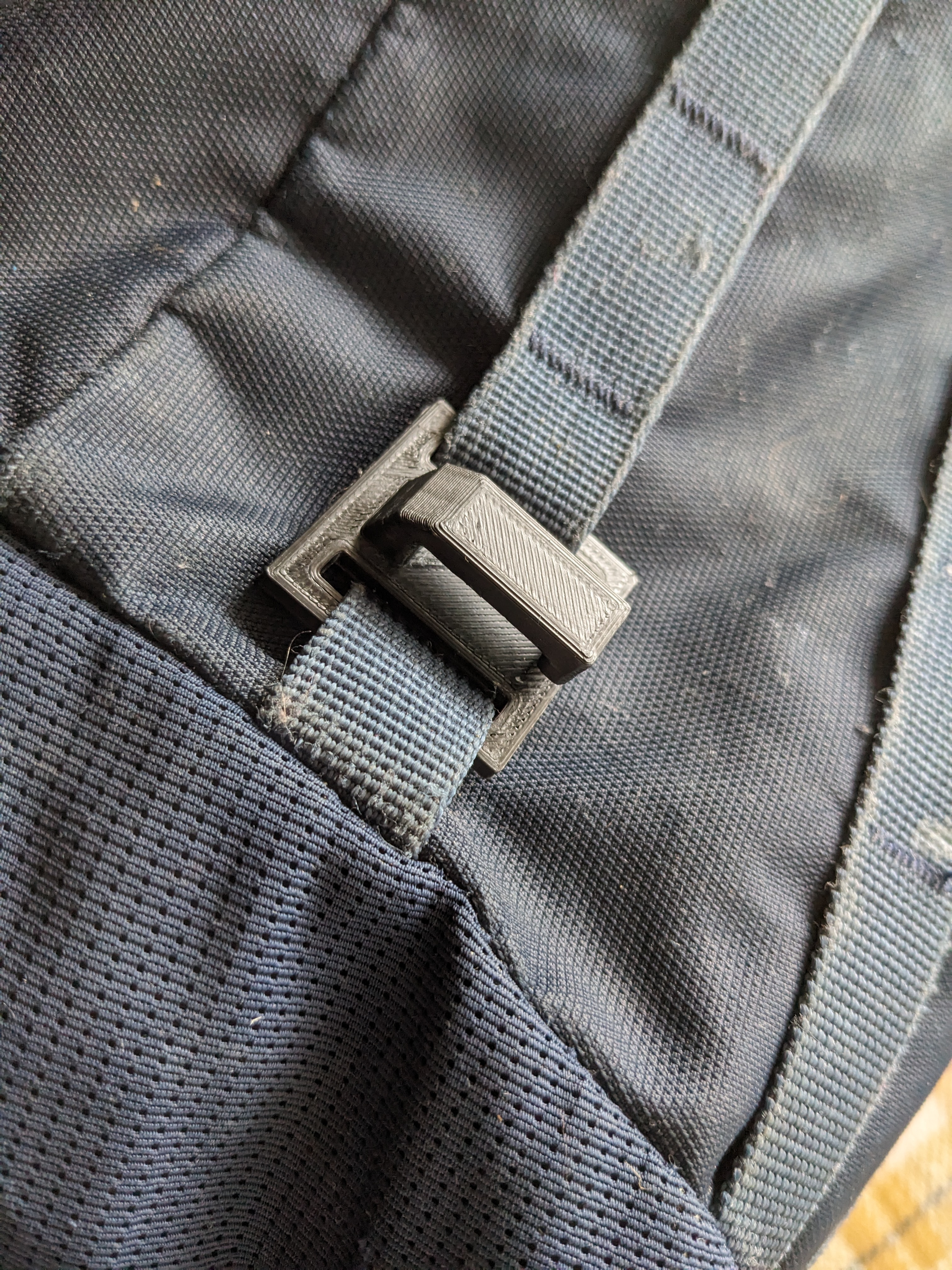 Haken für Rucksackriemen / Hooks for Backpacks