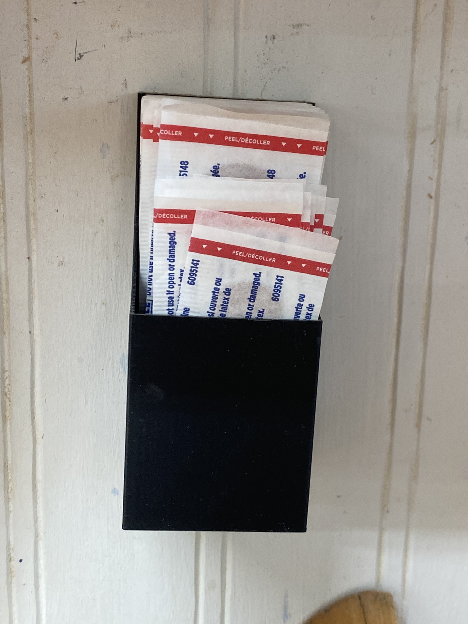 Wall Mounted Band-Aid Holder — miniatura 3