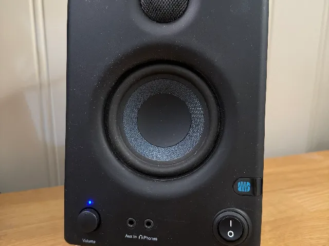 PreSonus Eris E3.5 wedge base