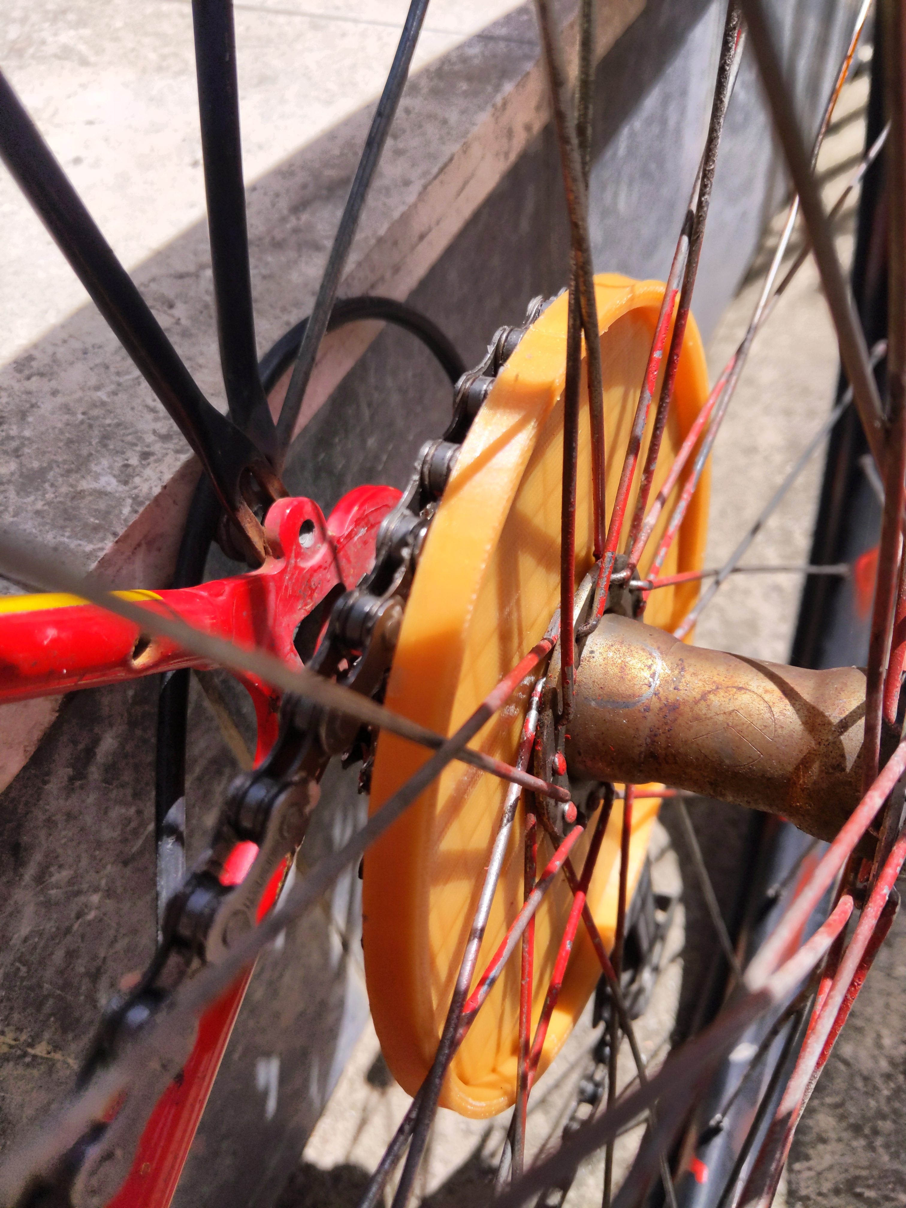 Simple bicycle spoke protector/dork disc w/ no supports