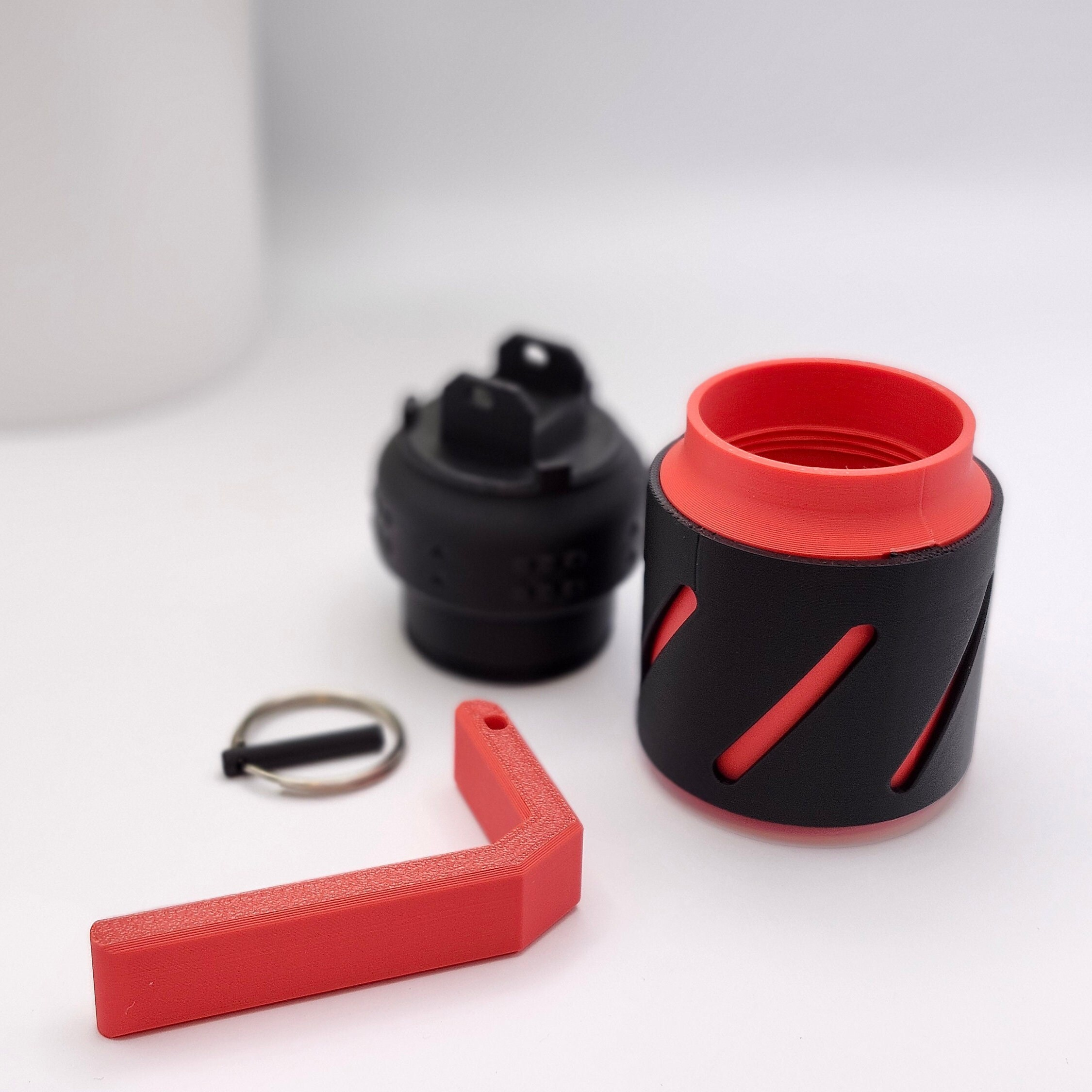 Miniatura 3 do modelo 3D Grenade Stash Keychain Container