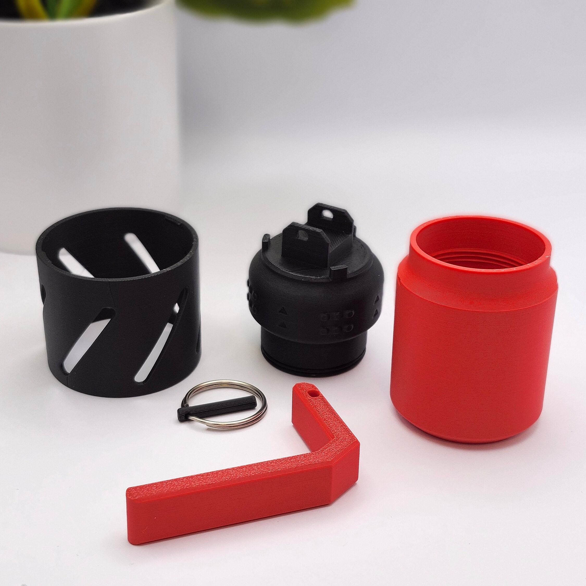 Miniatura 5 do modelo 3D Grenade Stash Keychain Container