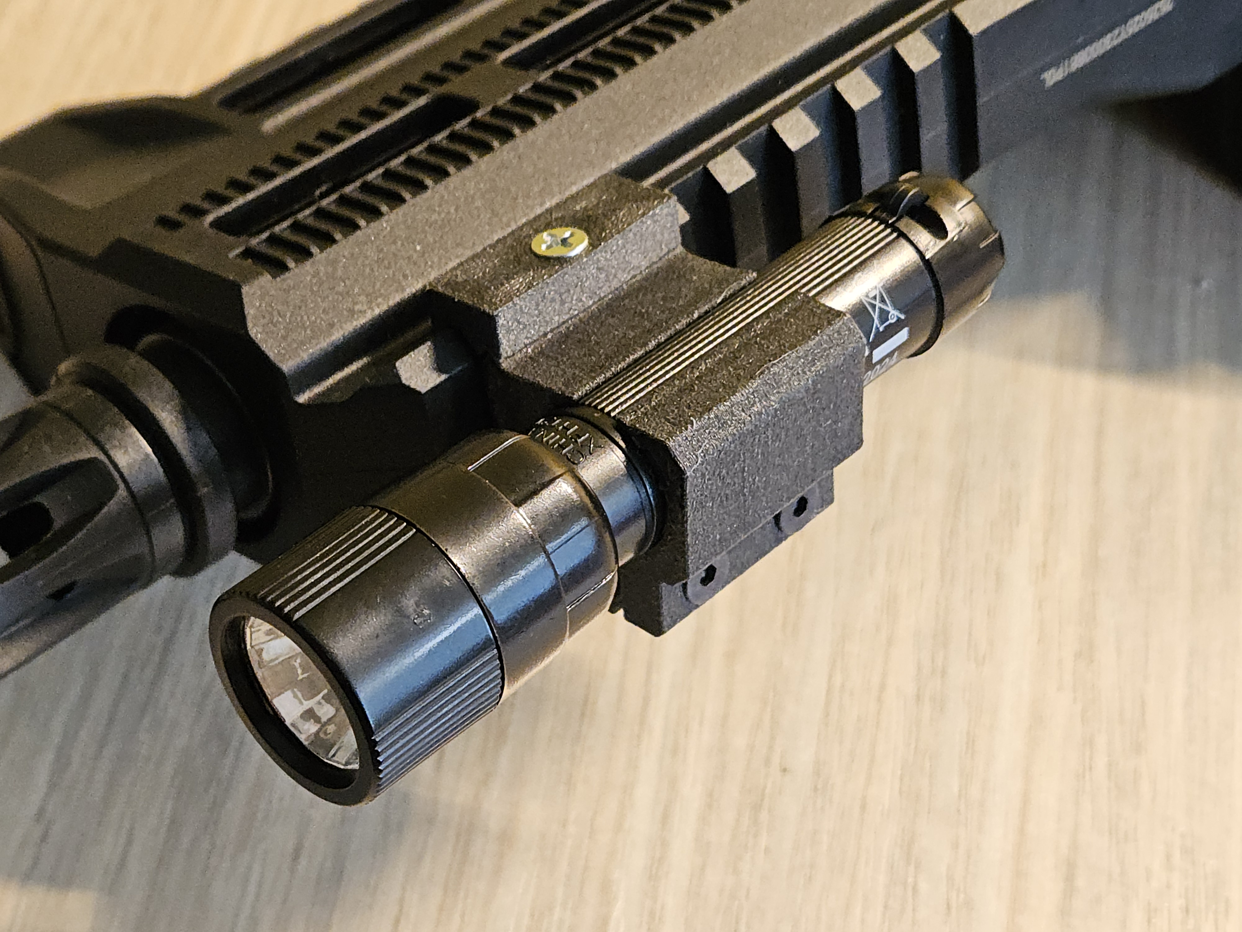 Miniatura 5 do modelo 3D Picatinny RIS rail flashlight mount