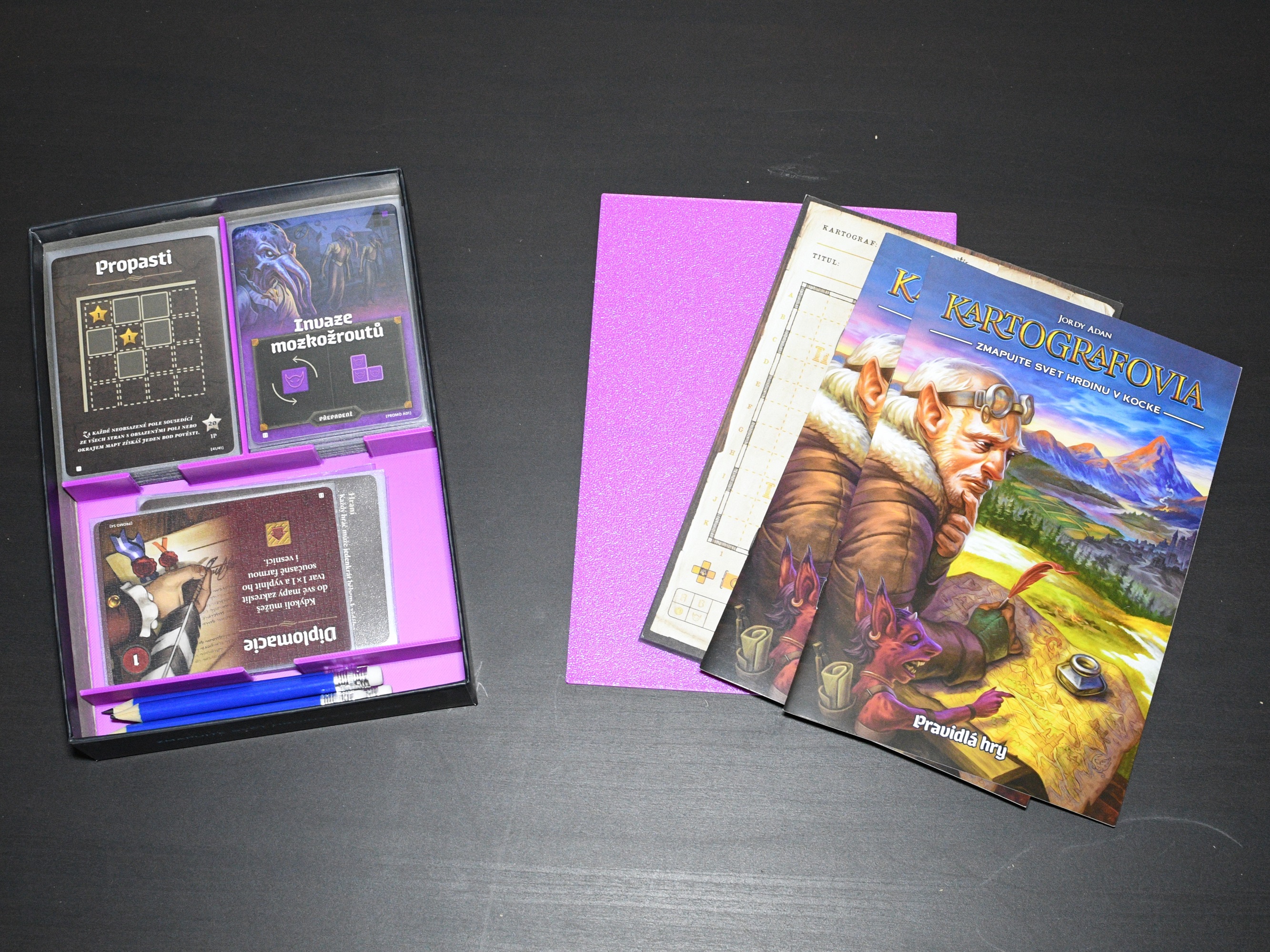 Cartographers / Kartografové insert with sleeves