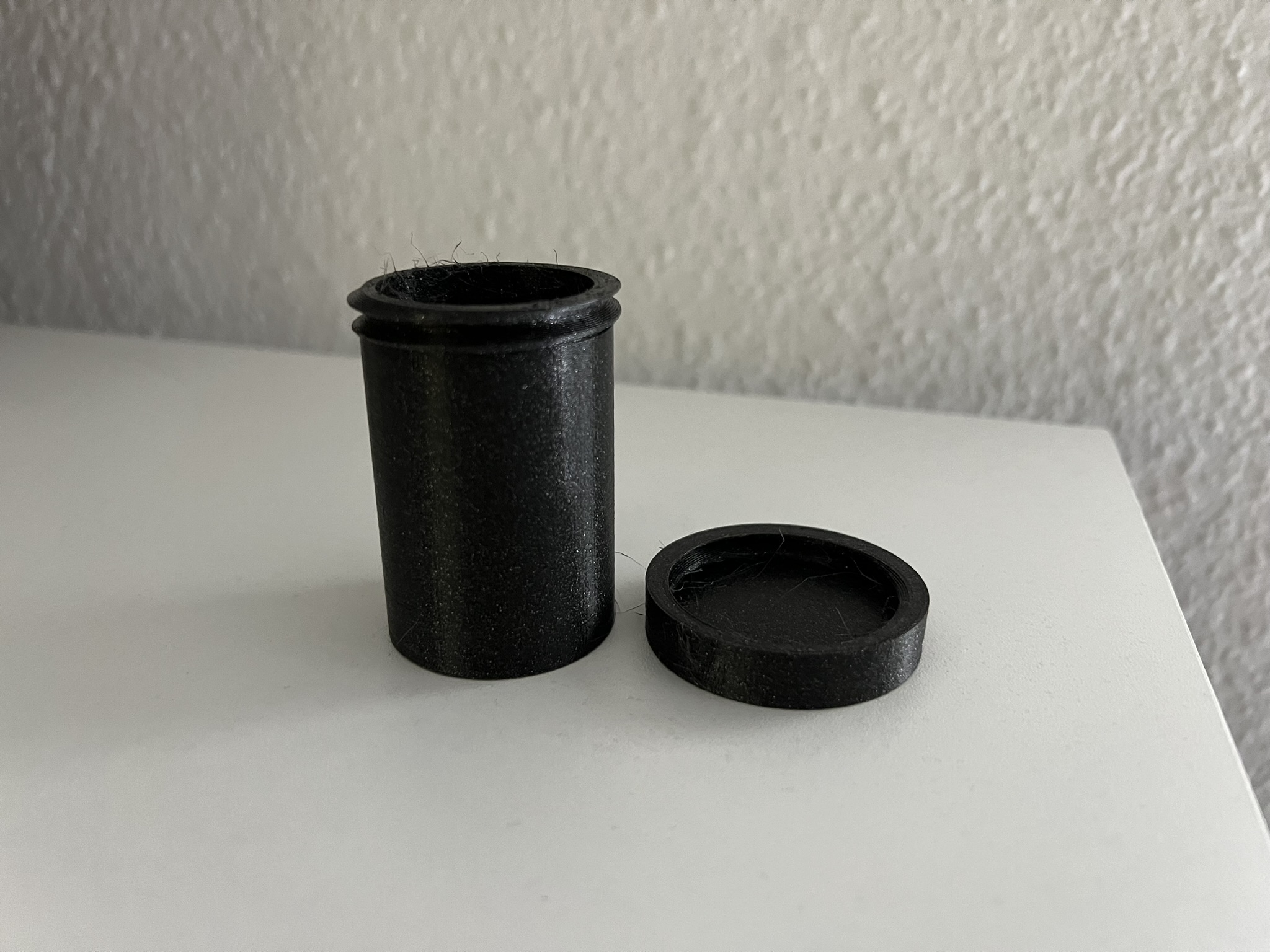 Miniatura 2 do modelo 3D Round container with screw cap
