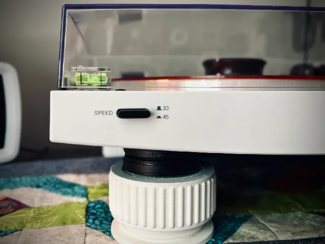 Threaded and height-adjustable turntable feet