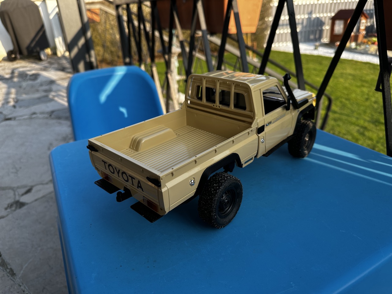 MN82 footsteps and trailer hitch