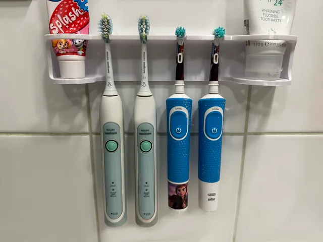 Holder 2xoral_b and 2xsonicare toothbrushes