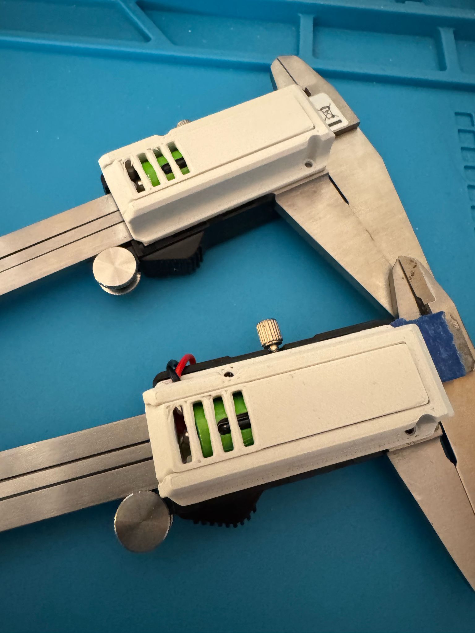 Battery Drainer Digital Caliper - AAA Adapter (re-remixed)