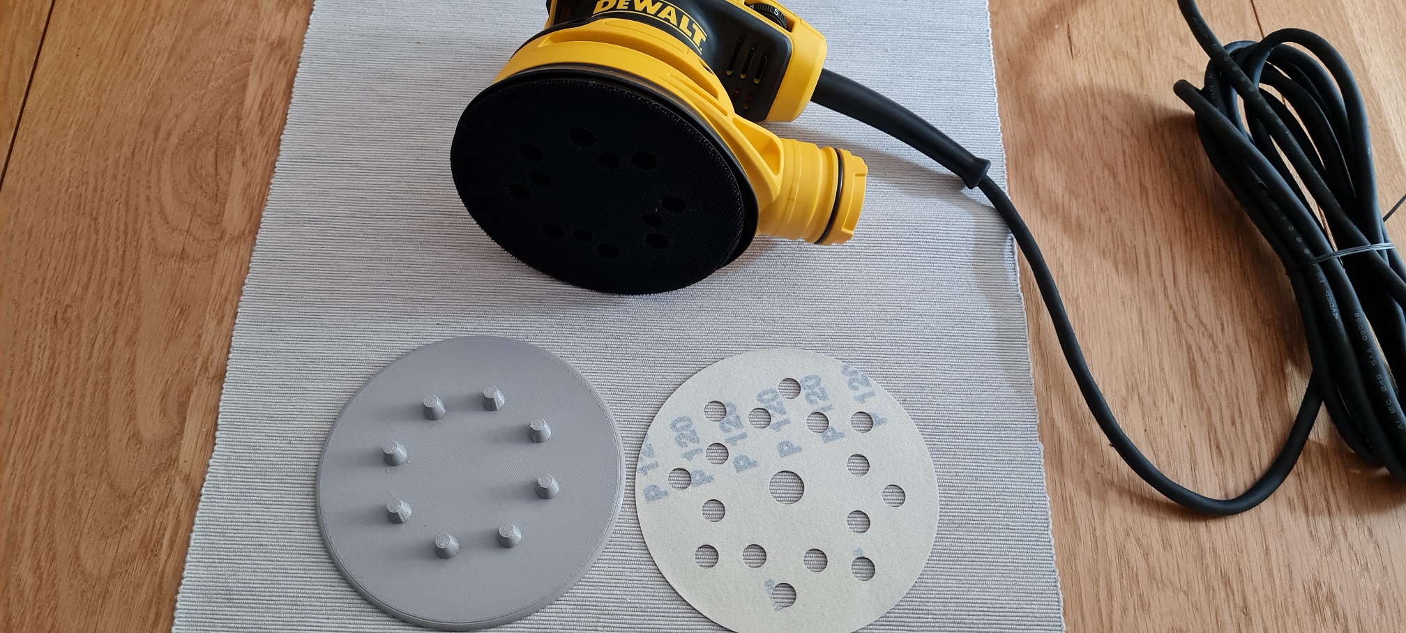 3 Cuscinetti Abrasivi Backing Pad 125 Mm 8 Fori Per Smerigliatrice DWE6423 - Ricambio Alta Densità