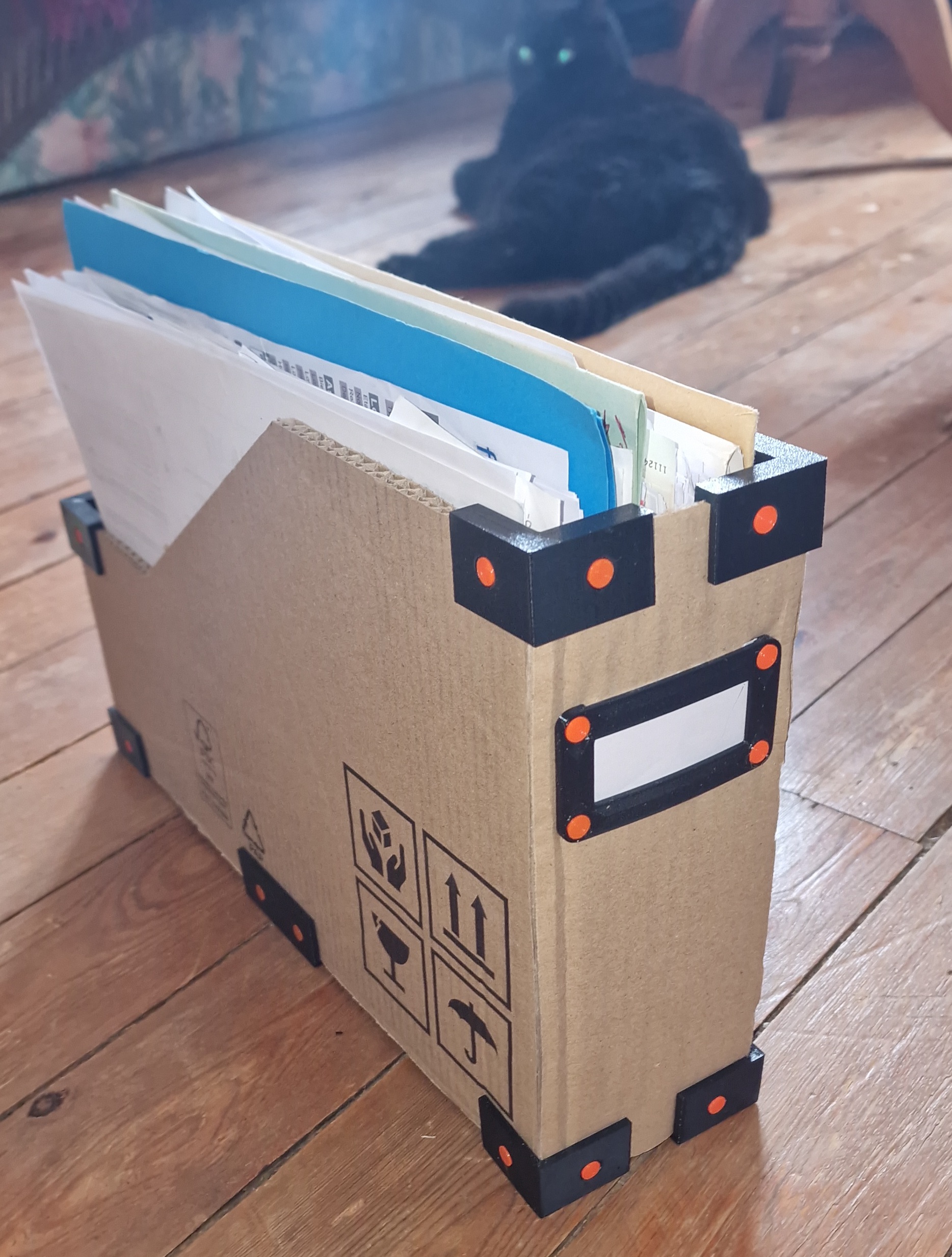 Paper rack organizer from Cardboard
