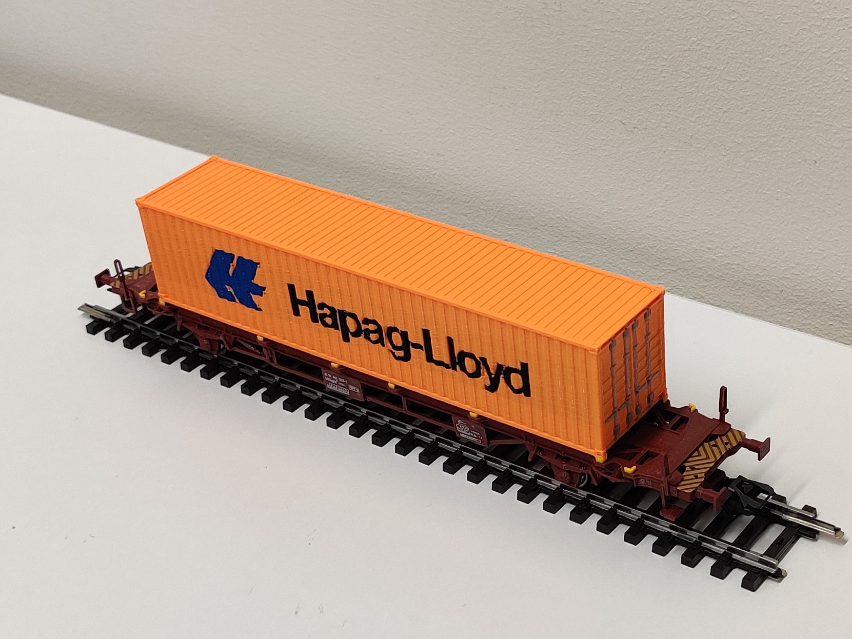 Multicolor 40-foot container in H0 scale (1:87)
