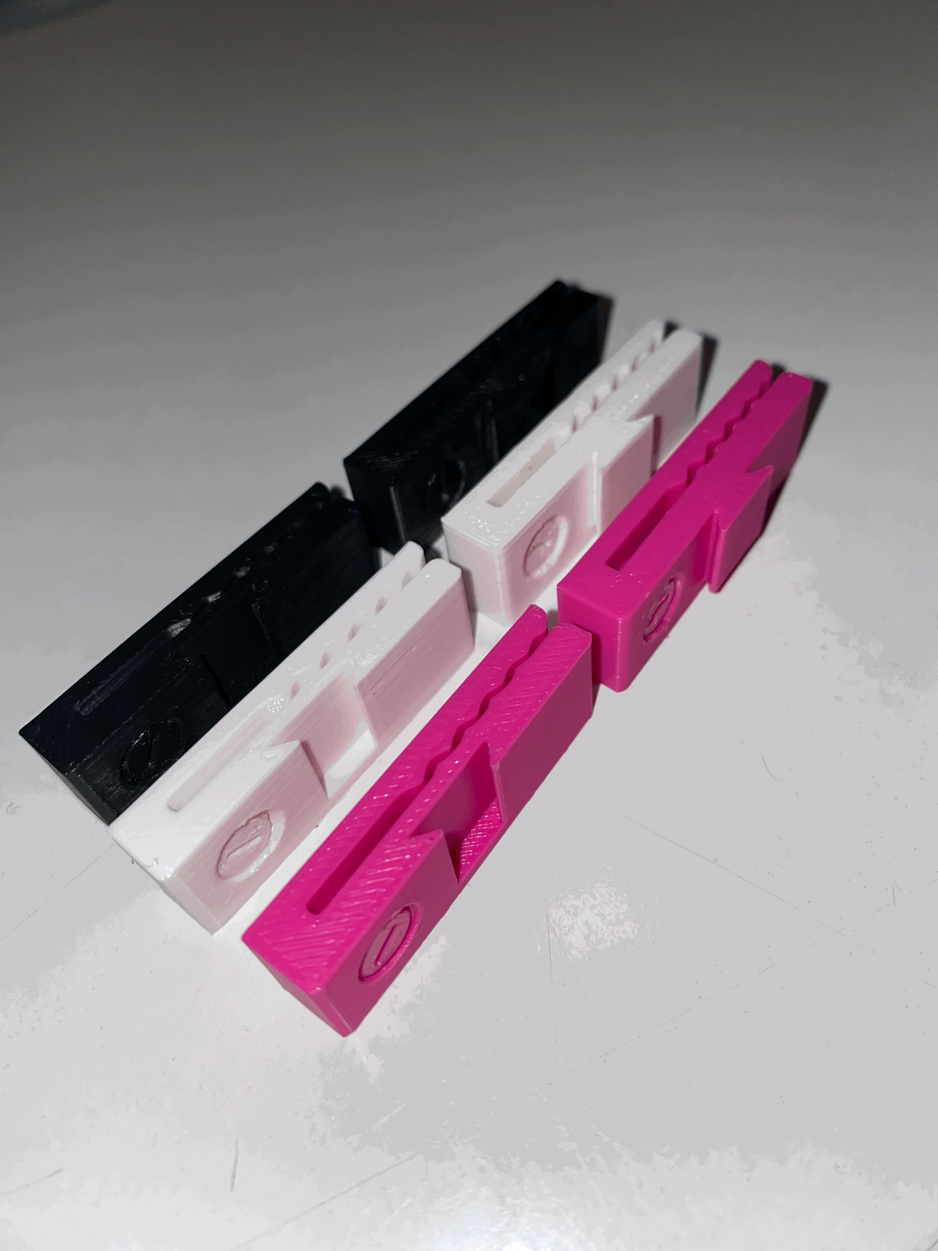 Overlapping curtain clips