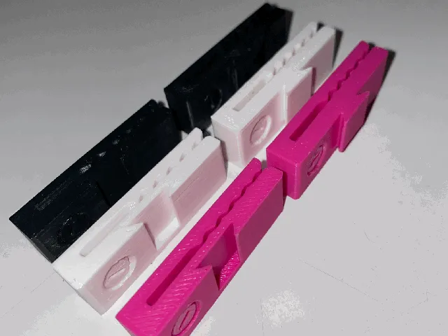 Overlapping curtain clips