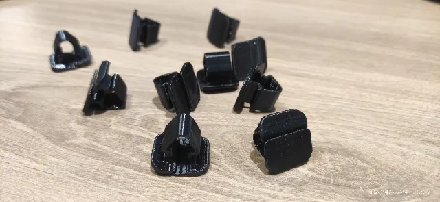 Clips for hood bonet insulation