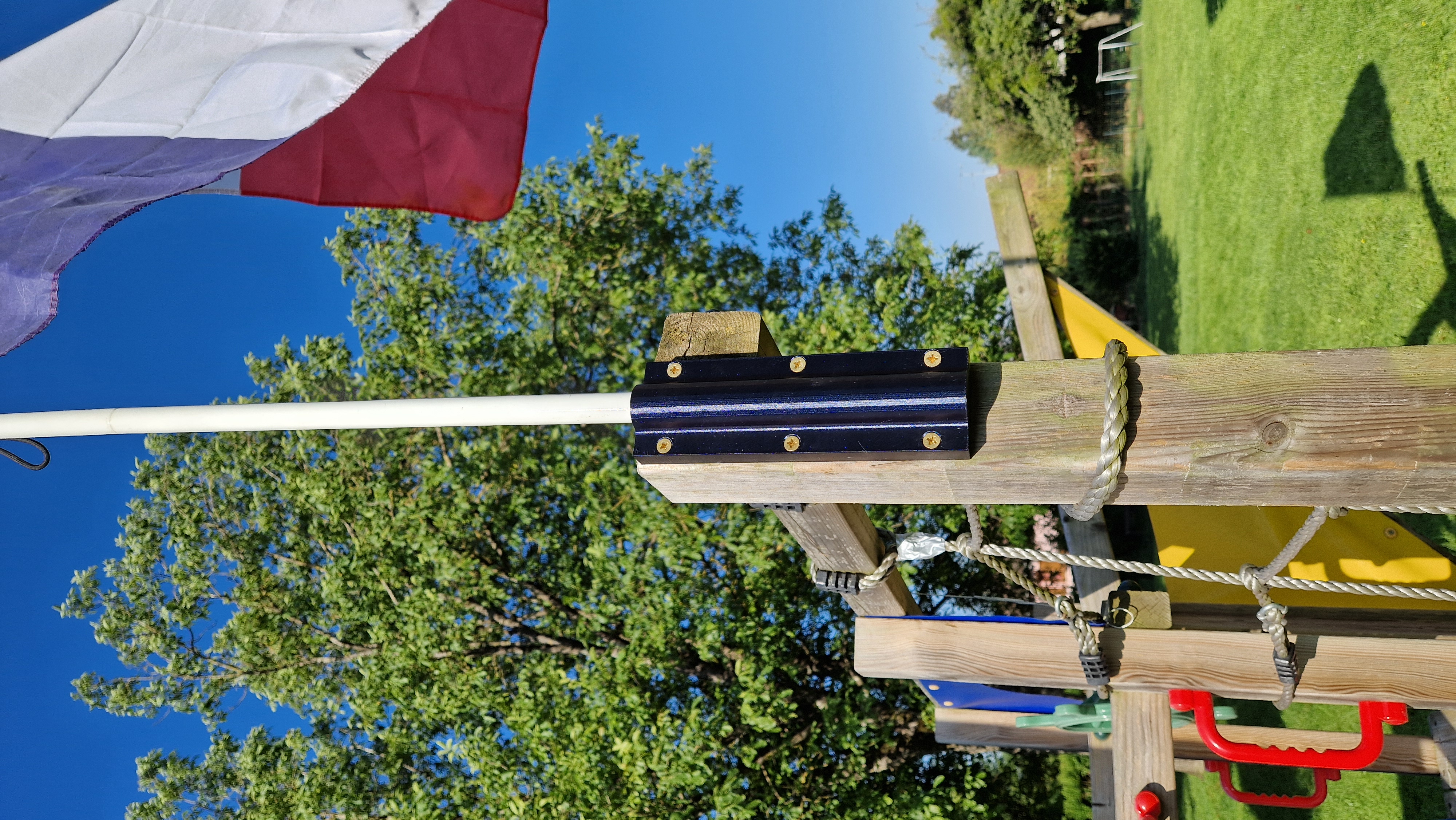 Porte-drapeau, Flag holder