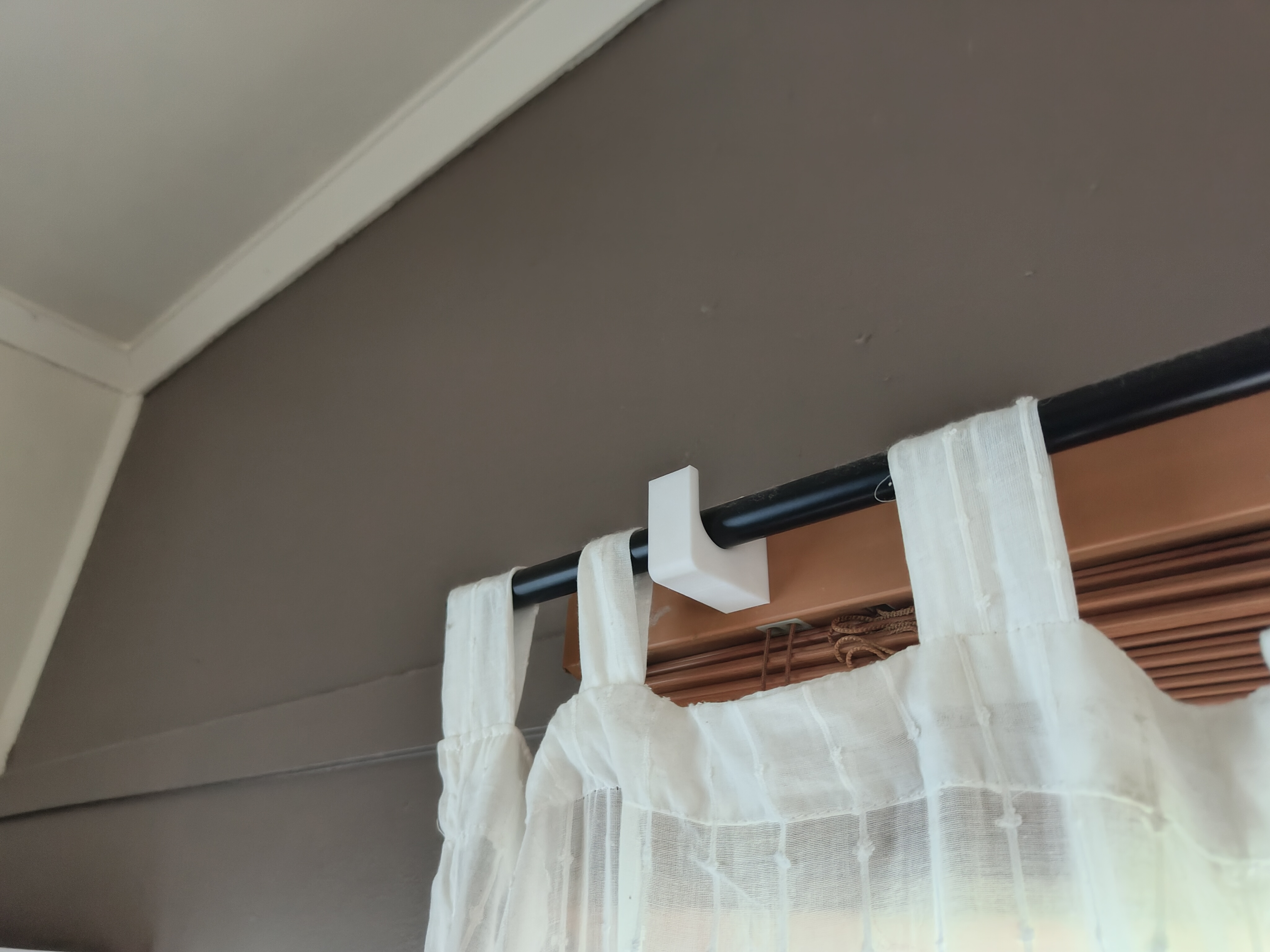 Curtain rod holder for 60mm deep blinds