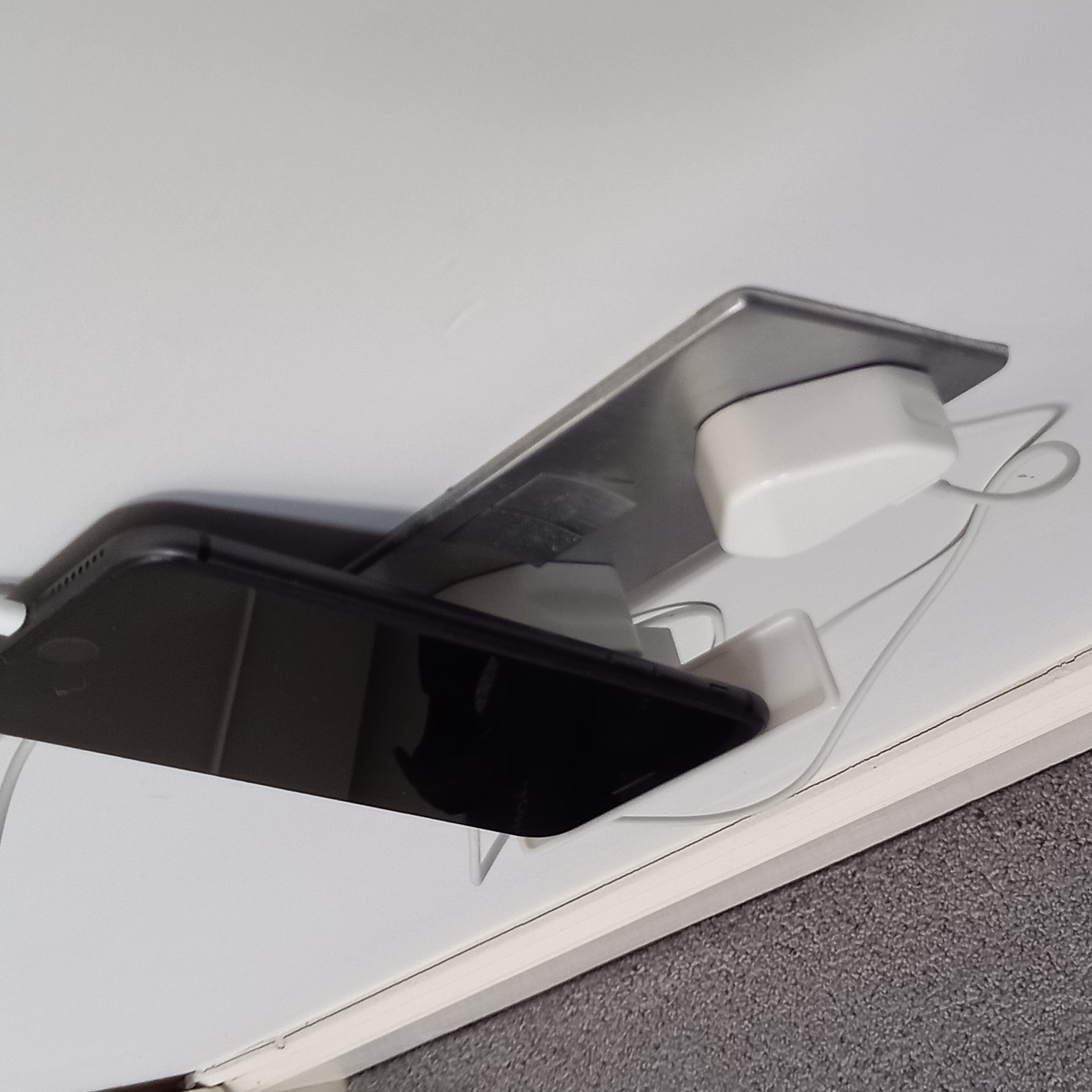 Miniatura 3 do modelo 3D Socket mounted charging shelf