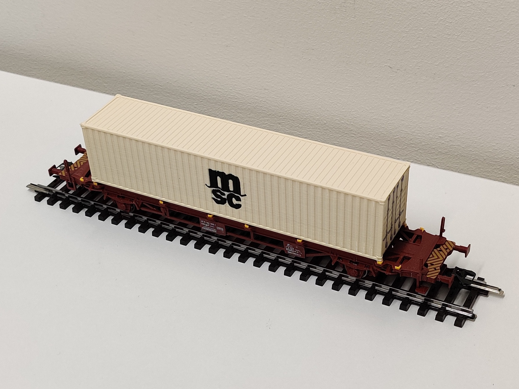 Multicolor 40-foot container in H0 scale (1:87)