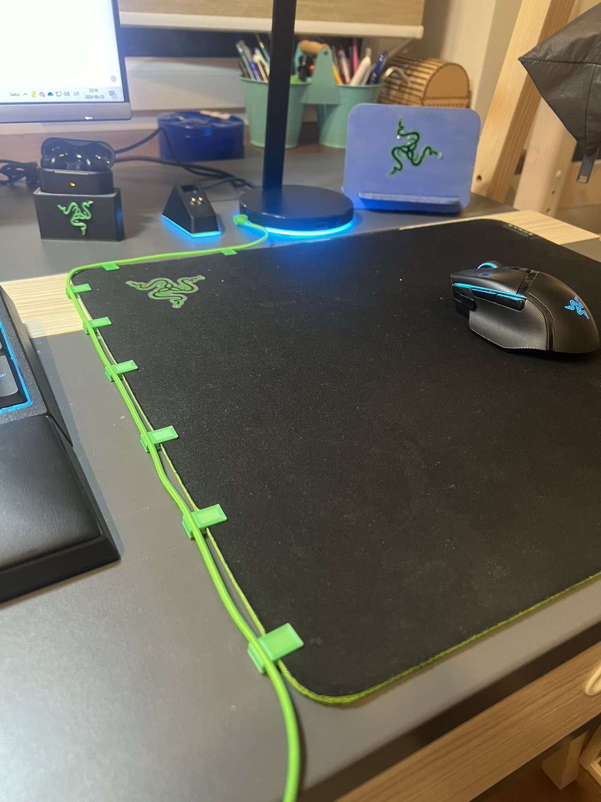 Cable holder that clips to the mousepad