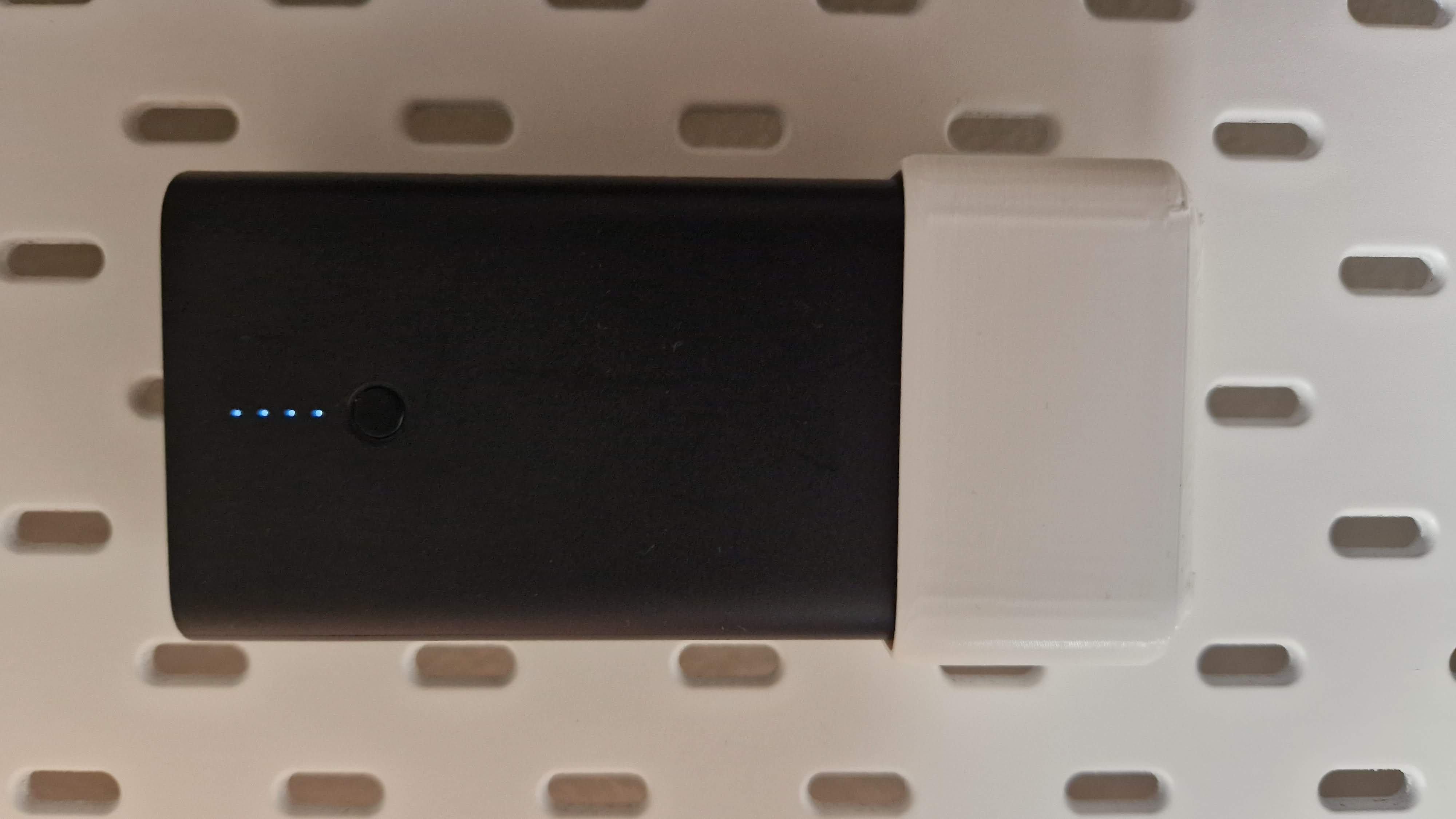 Alza powerbank Skadis holder - uchyt na Ikea Skadis pre Alza Powerbanku