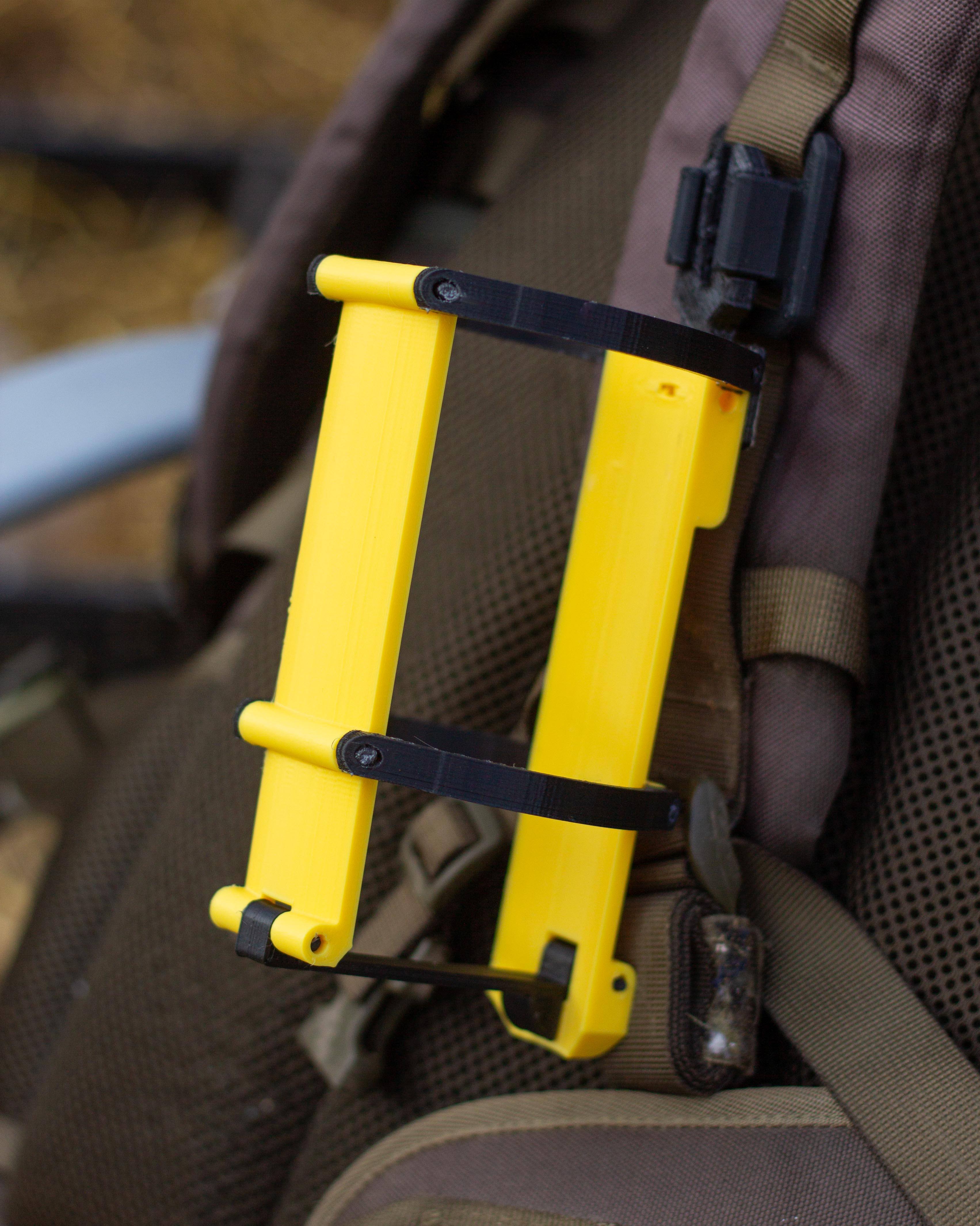 Miniatura 4 do modelo 3D Foldable can holder for backpack strap