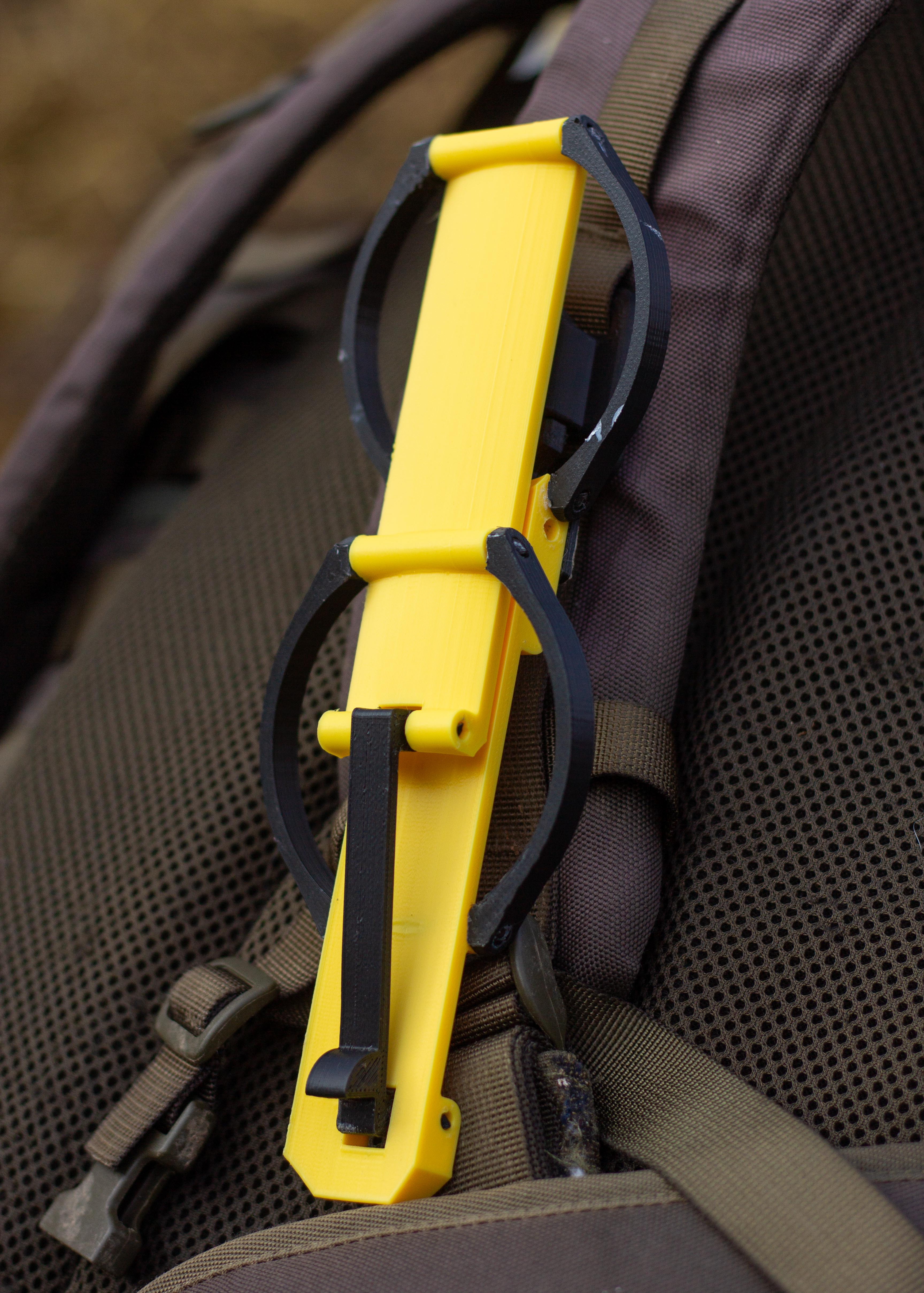 Miniatura 3 do modelo 3D Foldable can holder for backpack strap