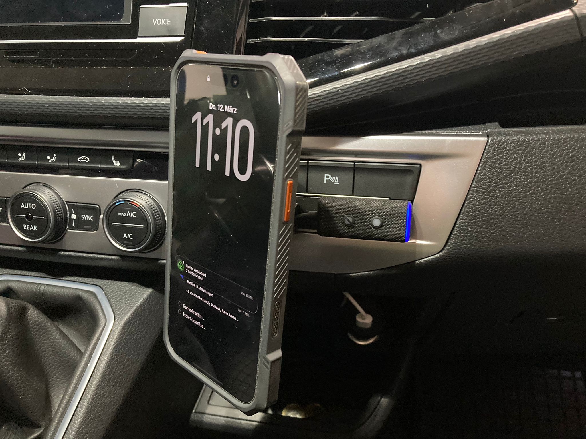 VW T6.1 Multivan Mag Safe Charger with Echo Auto holder