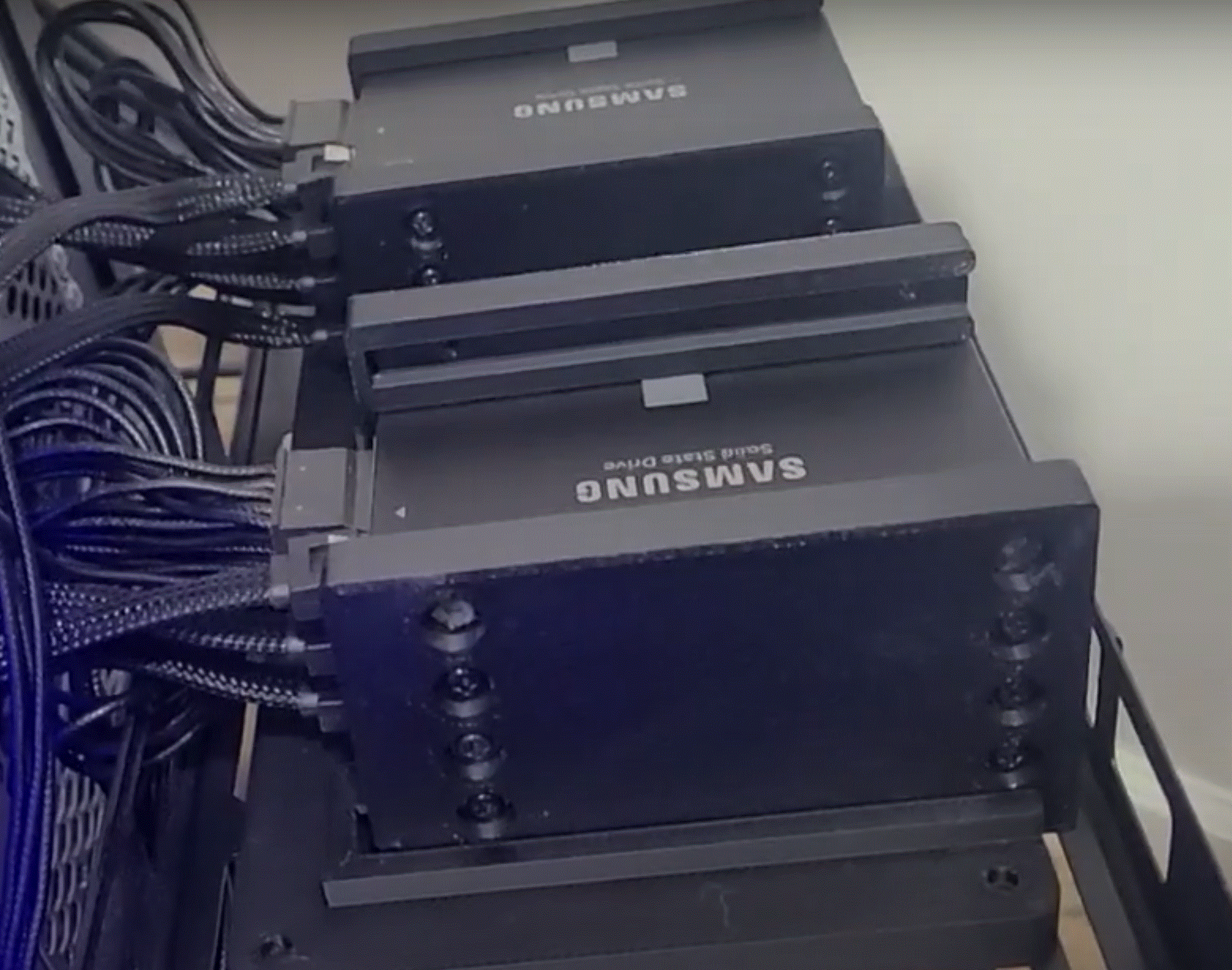 4x SSDs To One 120mm Fan Slot Adapter