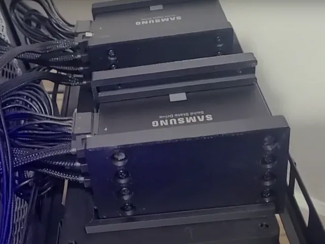 4x SSDs To One 120mm Fan Slot Adapter