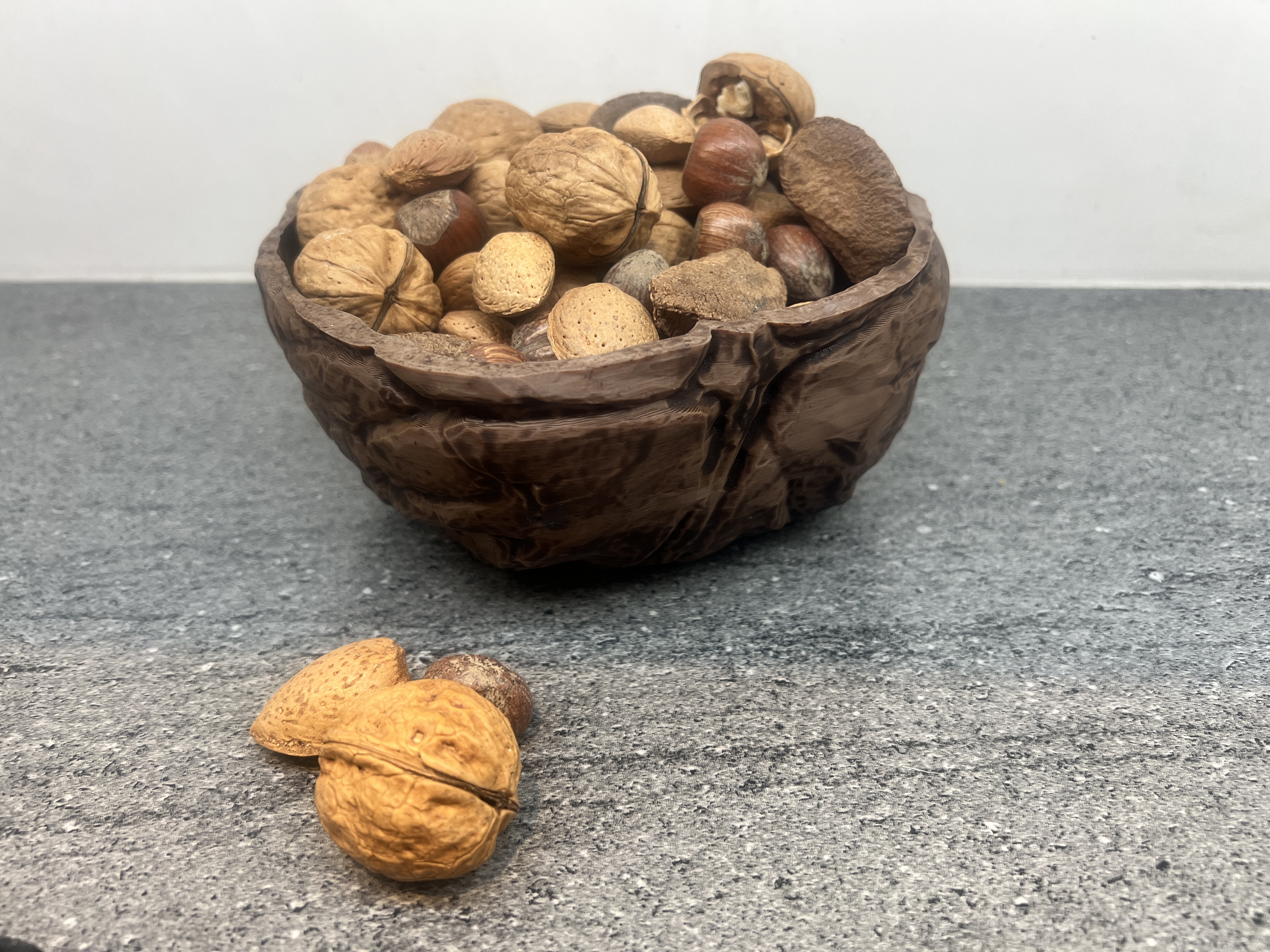 Walnut Bowl to Keep your Nuts in for Christmas — miniatura 2
