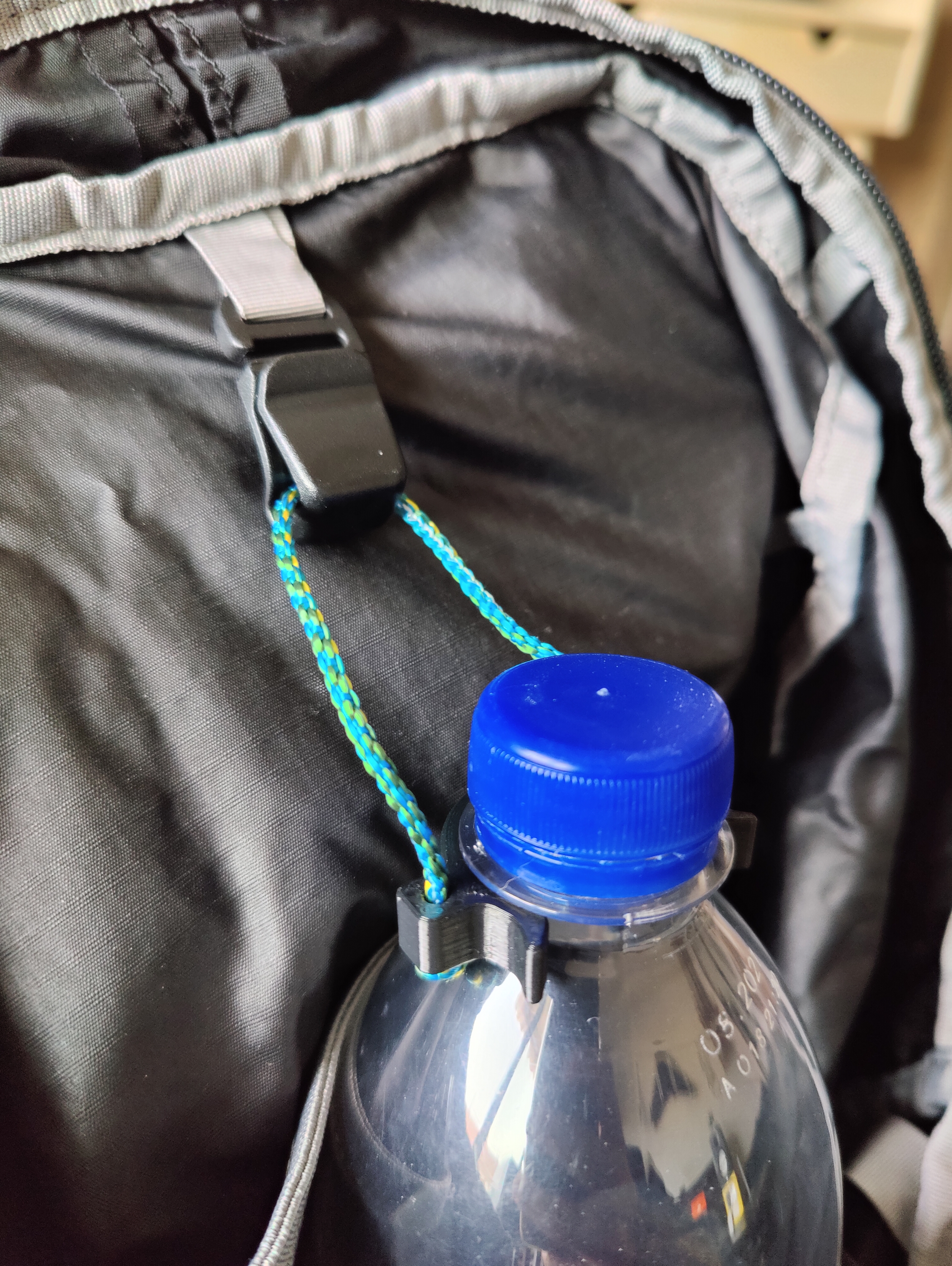 PET Bottle Clip for Backpack (4g)