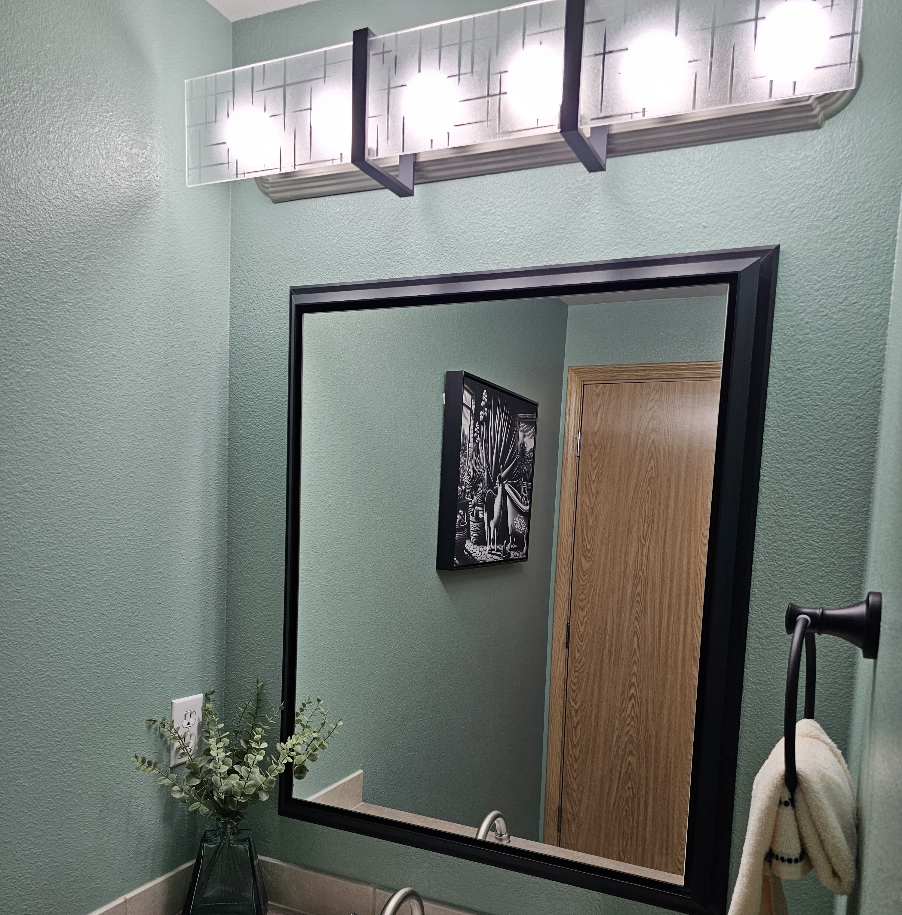 Hollywood Vanity Cover bracket with magnets