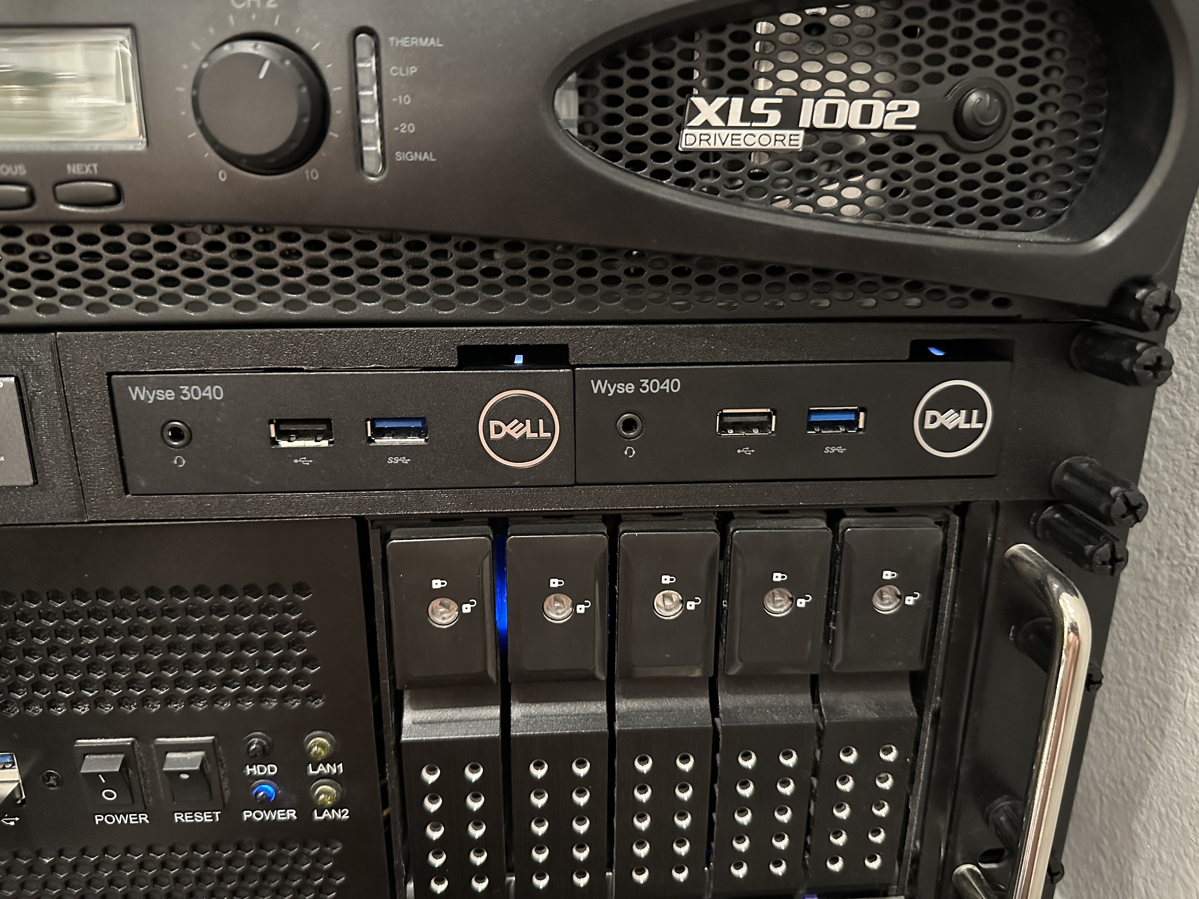 Dell 3040 WYSE Rack Mount, mount one to four devices per rack unit.