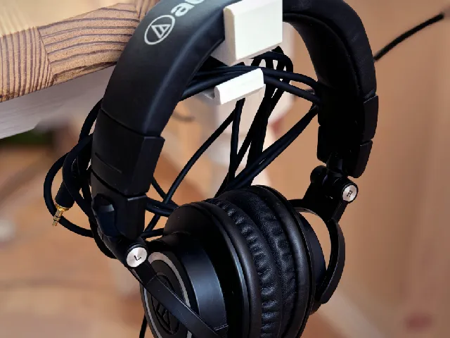 Headphone-Holder with Cable Support