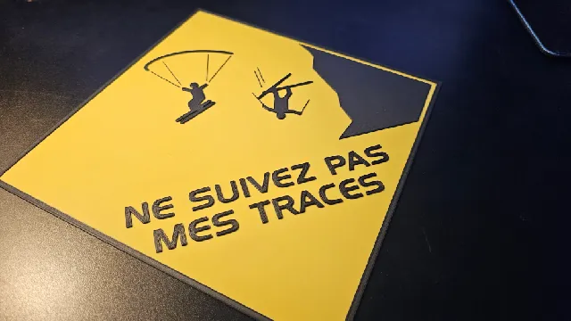 do not follow my traces French / English sign