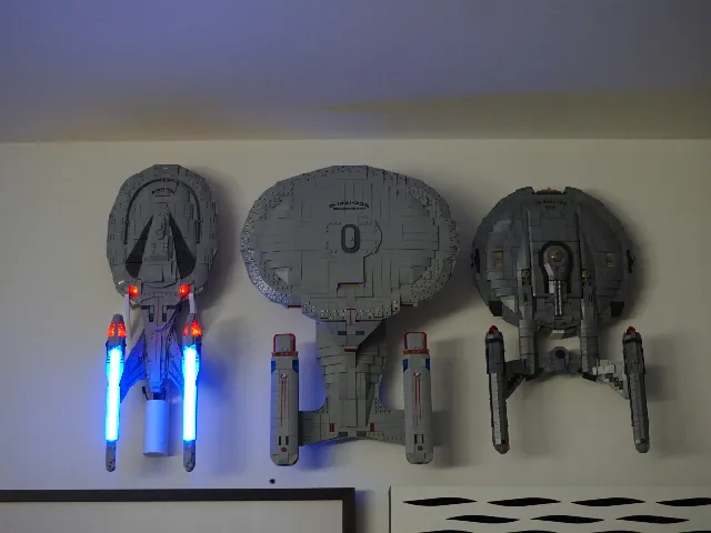 Wall mount adapter for the Bluebrixx Star Trek Enterprise 1701E set