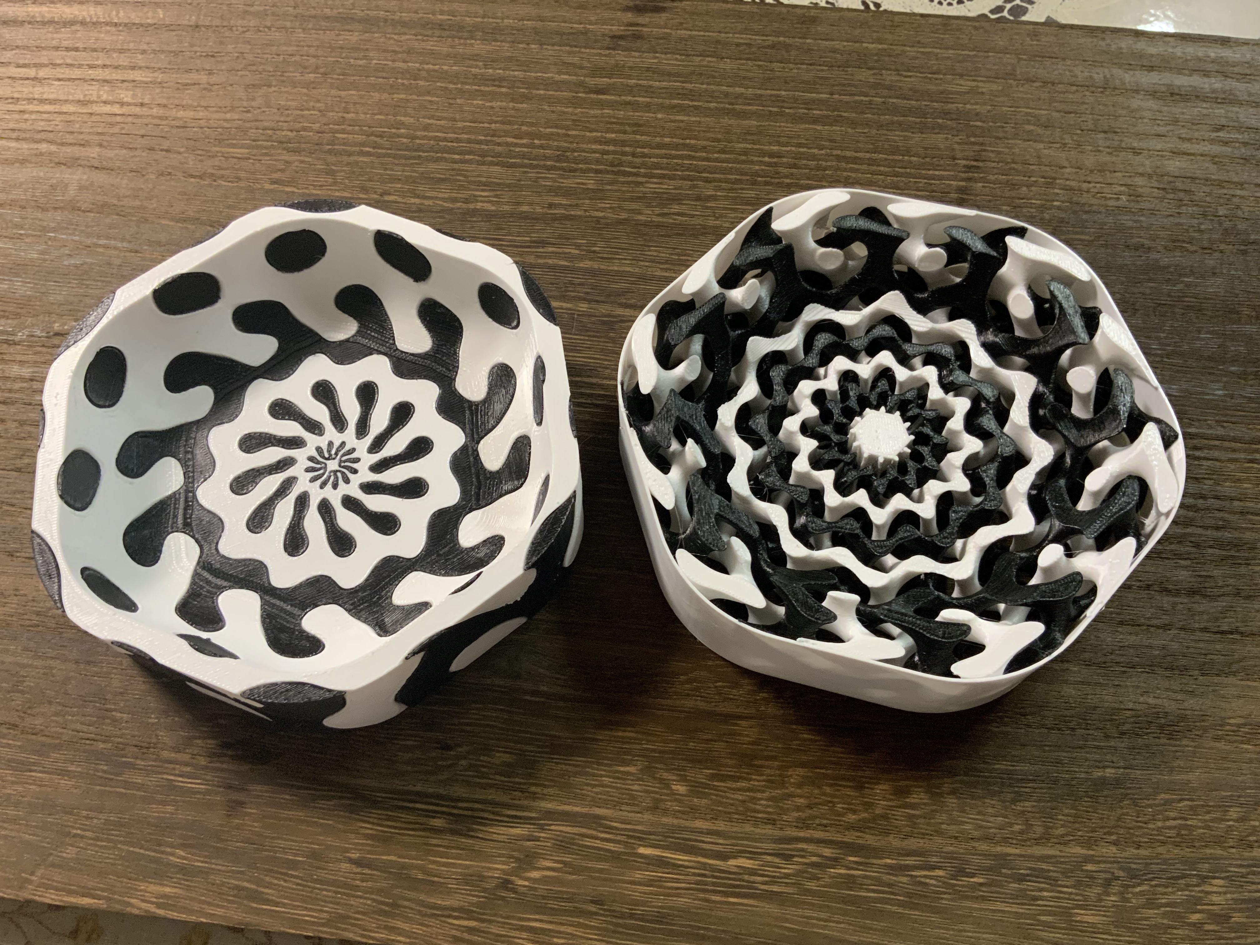 Bowl with spherical gyroid pattern